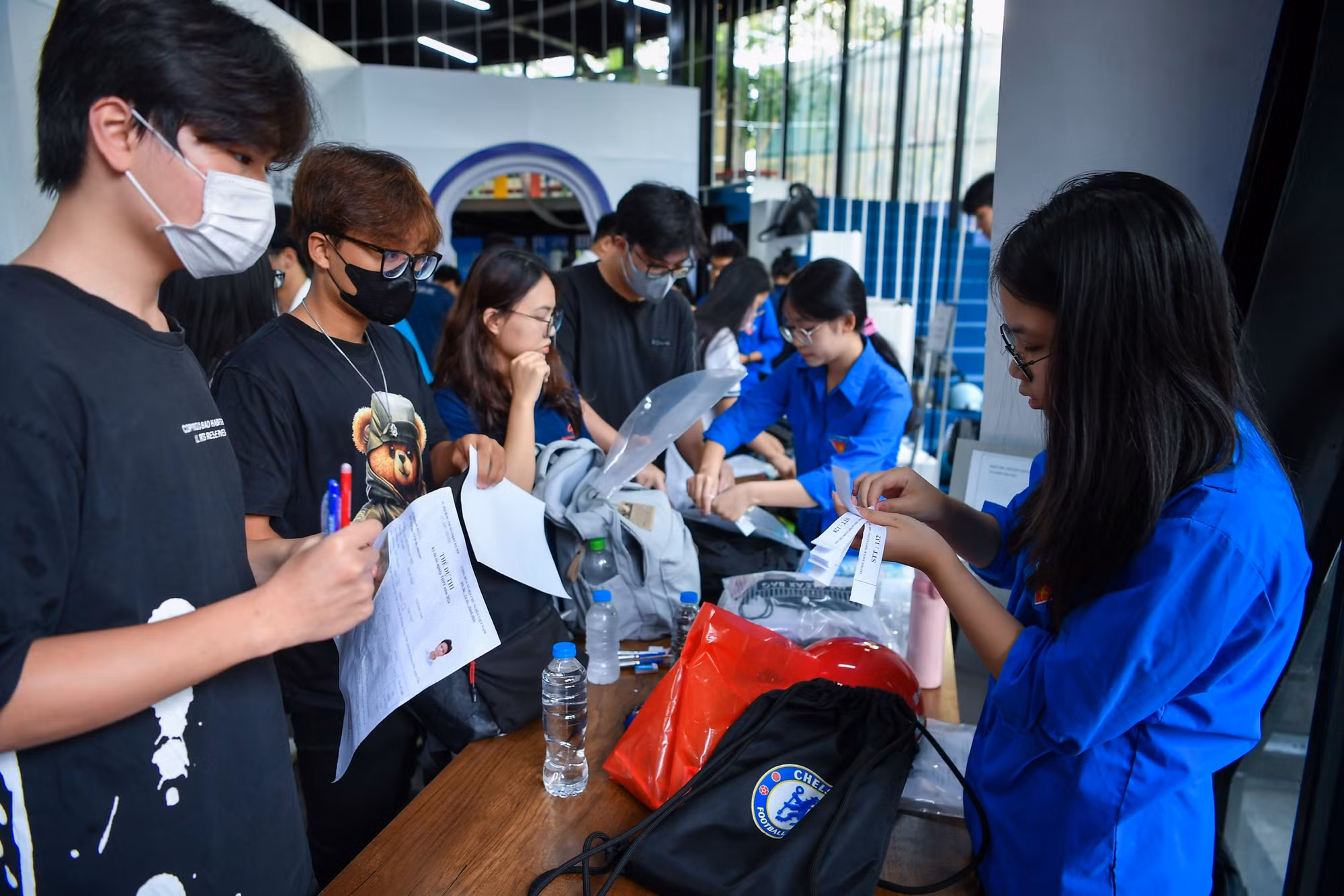 Theo quy định, khi đến điểm thi, thí sinh phải gửi các vật dụng bị cấm mang vào phòng thi tại nơi để vật dụng của thí sinh do điểm thi quy định. Các vật dụng cấm mang vào phòng thi gồm: Giấy than, bút xóa, đồ uống có cồn; vũ khí và chất gây nổ, gây cháy; tài liệu, thiết bị truyền tin (thu, phát sóng thông tin, ghi âm, ghi hình) hoặc chứa thông tin để gian lận trong quá trình làm bài thi. Theo quy định, khi đến điểm thi, thí sinh phải gửi các vật dụng bị cấm mang vào phòng thi tại nơi để vật dụng của thí sinh do điểm thi quy định. Các vật dụng cấm mang vào phòng thi gồm: Giấy than, bút xóa, đồ uống có cồn; vũ khí và chất gây nổ, gây cháy; tài liệu, thiết bị truyền tin (thu, phát sóng thông tin, ghi âm, ghi hình) hoặc chứa thông tin để gian lận trong quá trình làm bài thi.