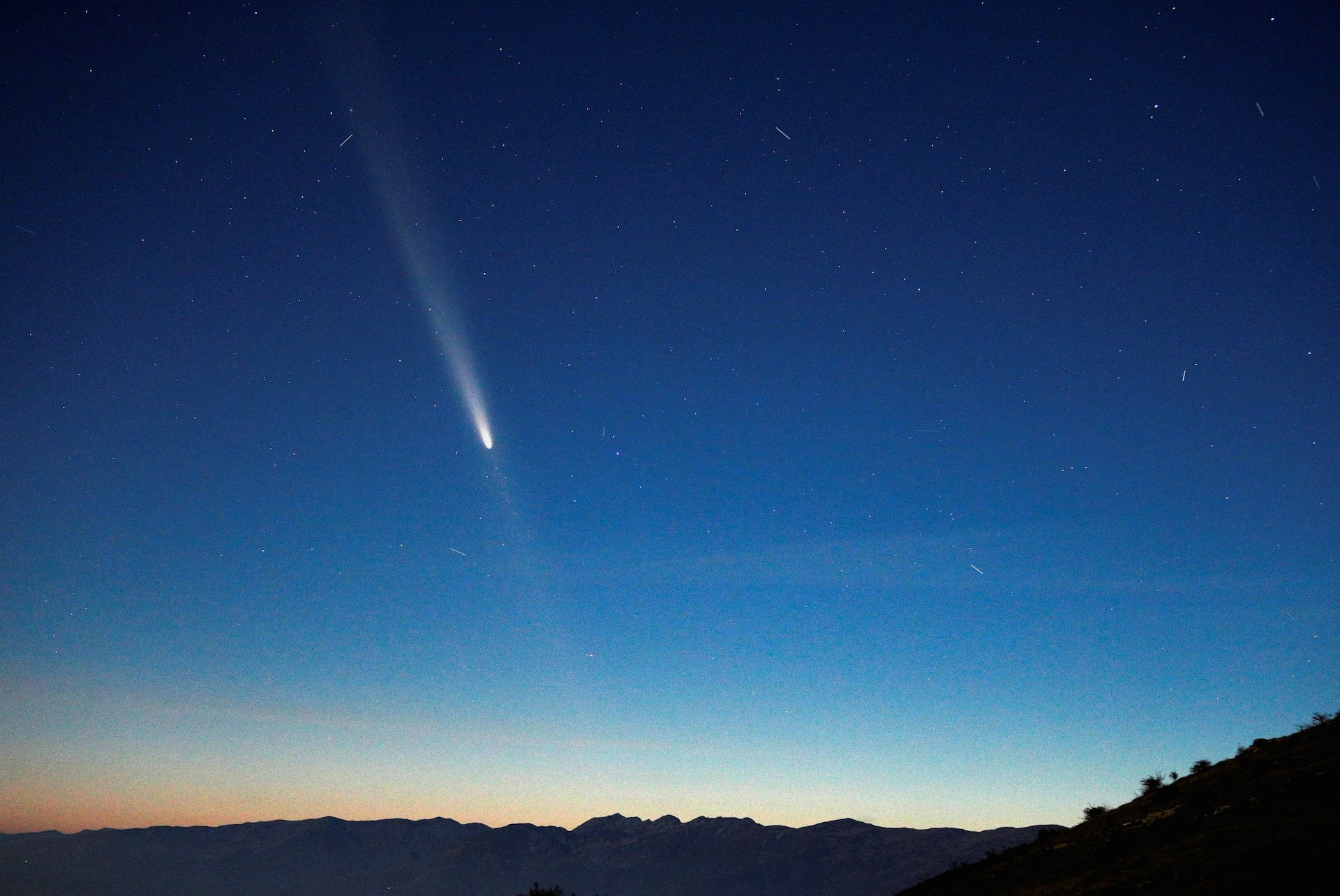 Trước đó, người dân tại nhiều quốc gia trên khắp thế giới cũng đã được chứng kiến hiện tượng thiên văn kỳ thú này. Trong ảnh là cảnh sao chổi thế kỷ bay qua bầu trời Bắc Macedonia vào ngày 14/10 vừa qua. (Ảnh: Reuters)
