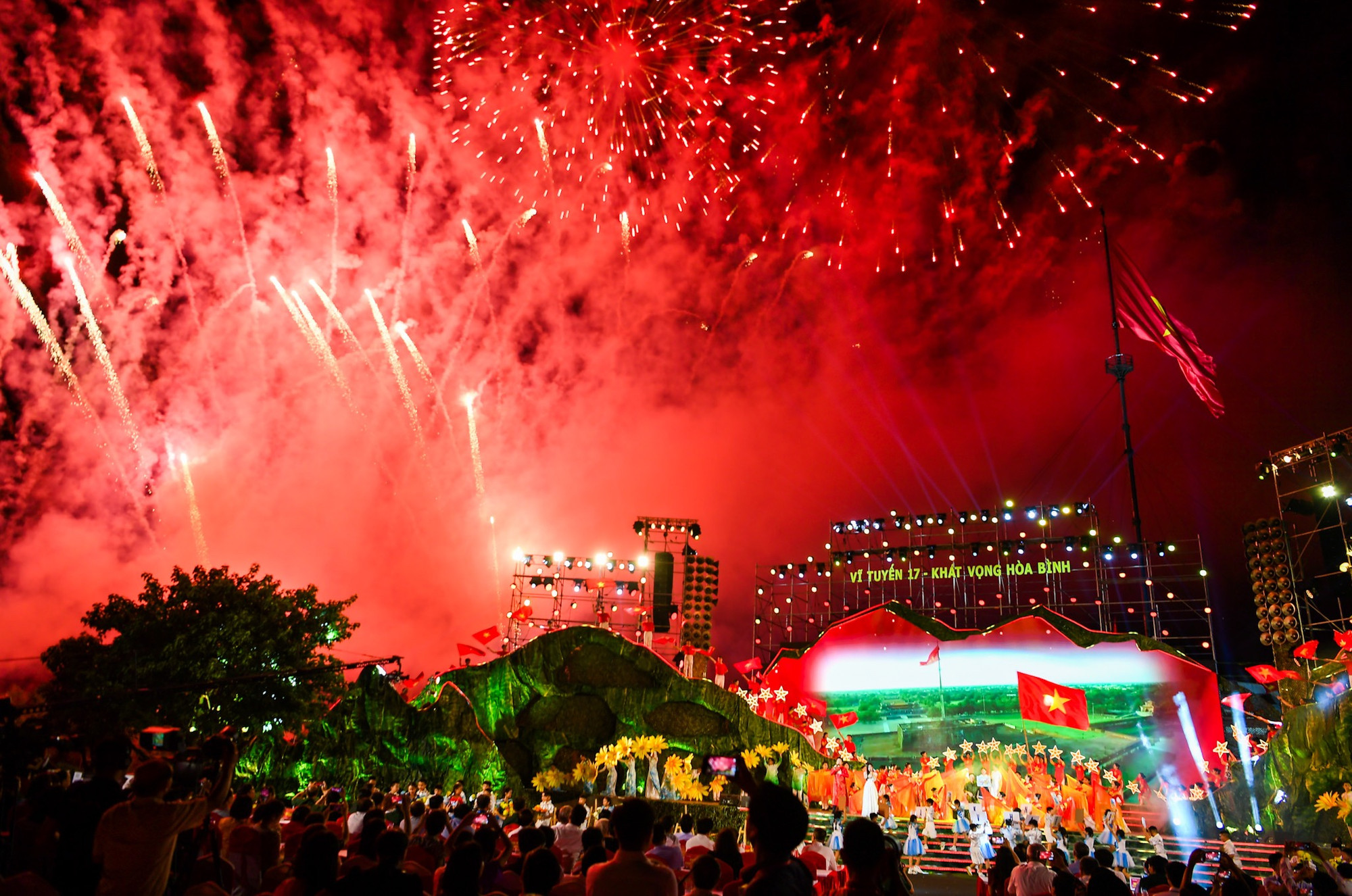Ngay sau đó, khán giả tại bờ Bến Hải lịch sử vỡ òa trong cảm xúc khi những chùm pháo hoa tầm cao được bắn lên.