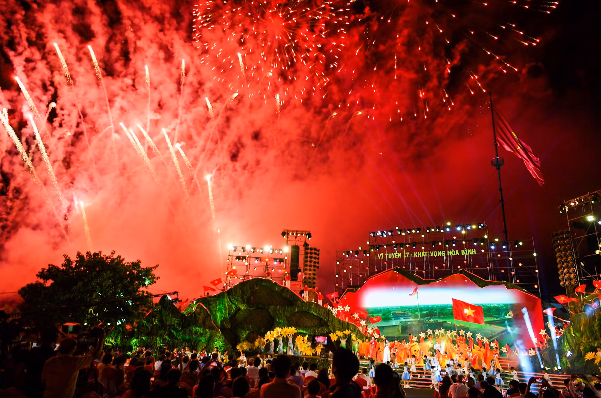 Ngay sau đó, khán giả tại bờ Bến Hải lịch sử vỡ òa trong cảm xúc khi những chùm pháo hoa tầm cao được bắn lên.
