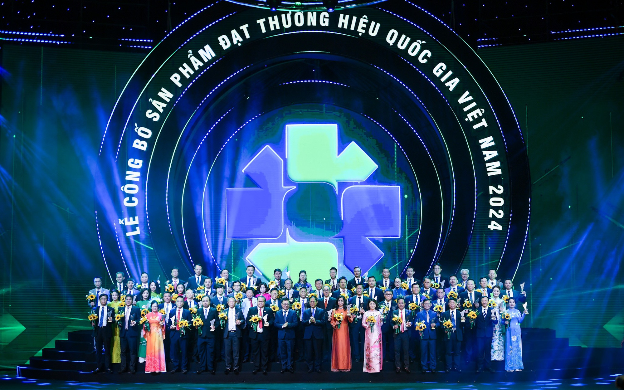 Trao biểu trưng vinh danh các doanh nghiệp có sản phẩm đạt Thương hiệu quốc gia Việt Nam năm 2024. (Ảnh THÀNH ĐẠT)