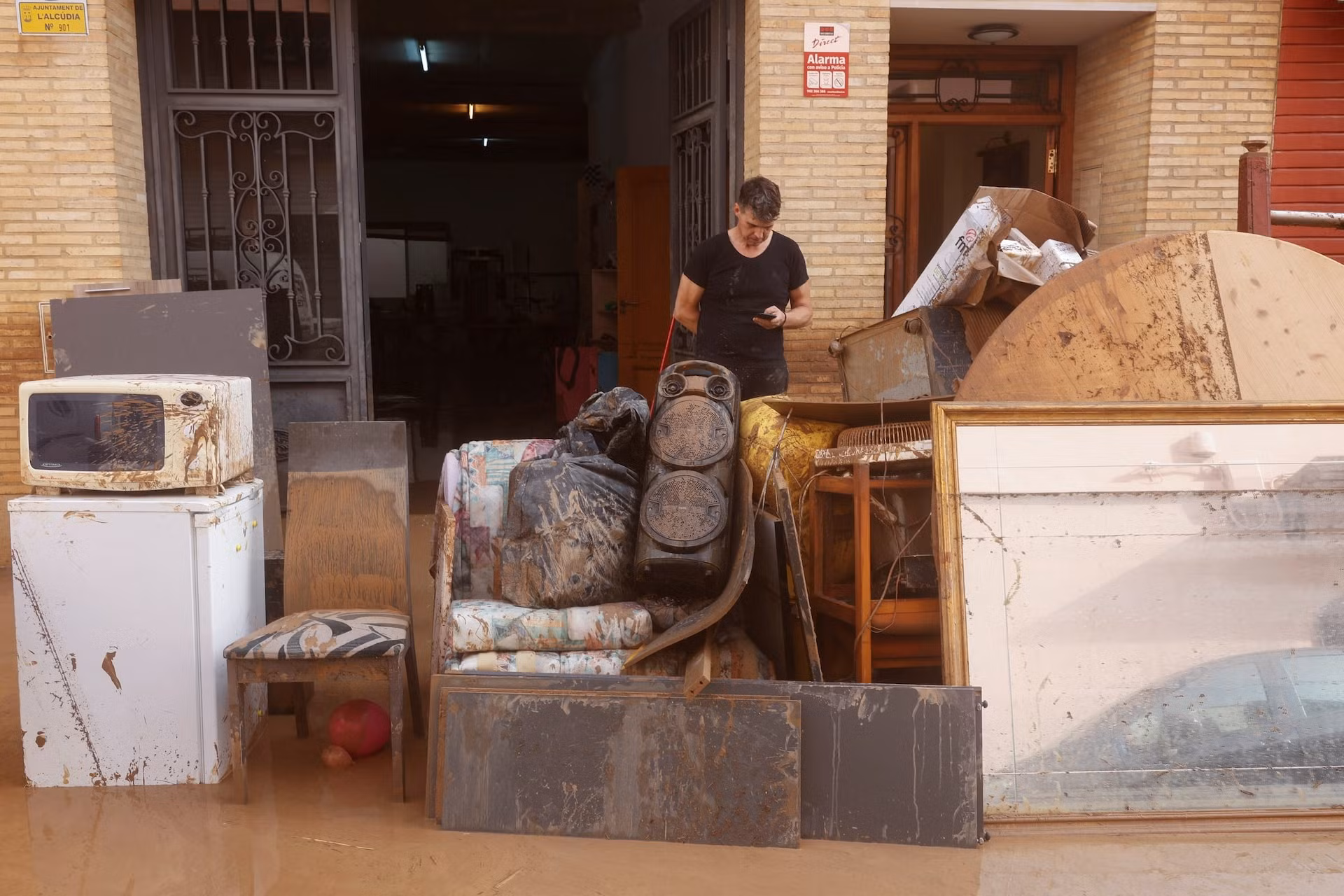 Một người đàn ông tại La Alcudia, Valencia thất thần bên đống đổ nát. Trận lũ vừa qua là một trong những thảm họa tự nhiên tồi tệ nhất trong lịch sử Tây Ban Nha khi đã khiến ít nhất 95 người tử vong.