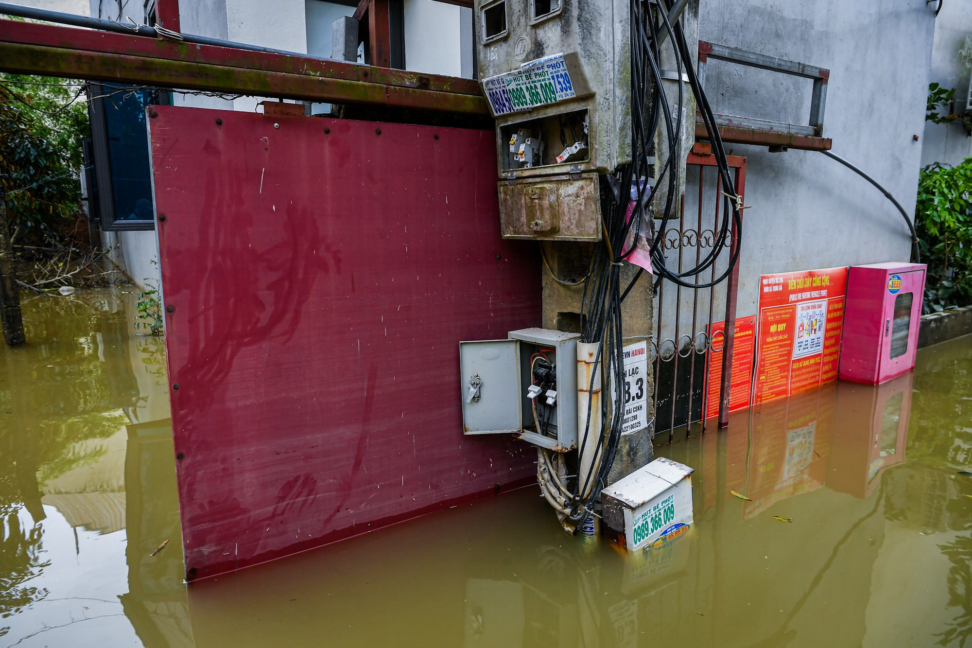 ... ngập mấp mé công tơ điện. ... ngập mấp mé công tơ điện.