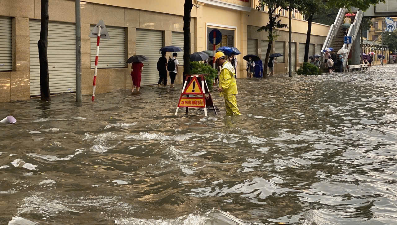 Trong khi đó, đường Nguyễn Trãi cũng ngập sâu.