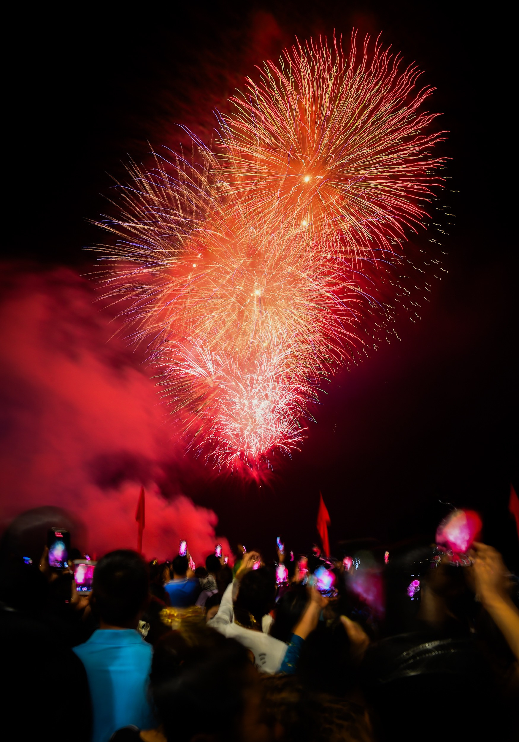 Màn trình diễn pháo hoa mãn nhãn tại thành phố Điện Biên Phủ tối 6/5.