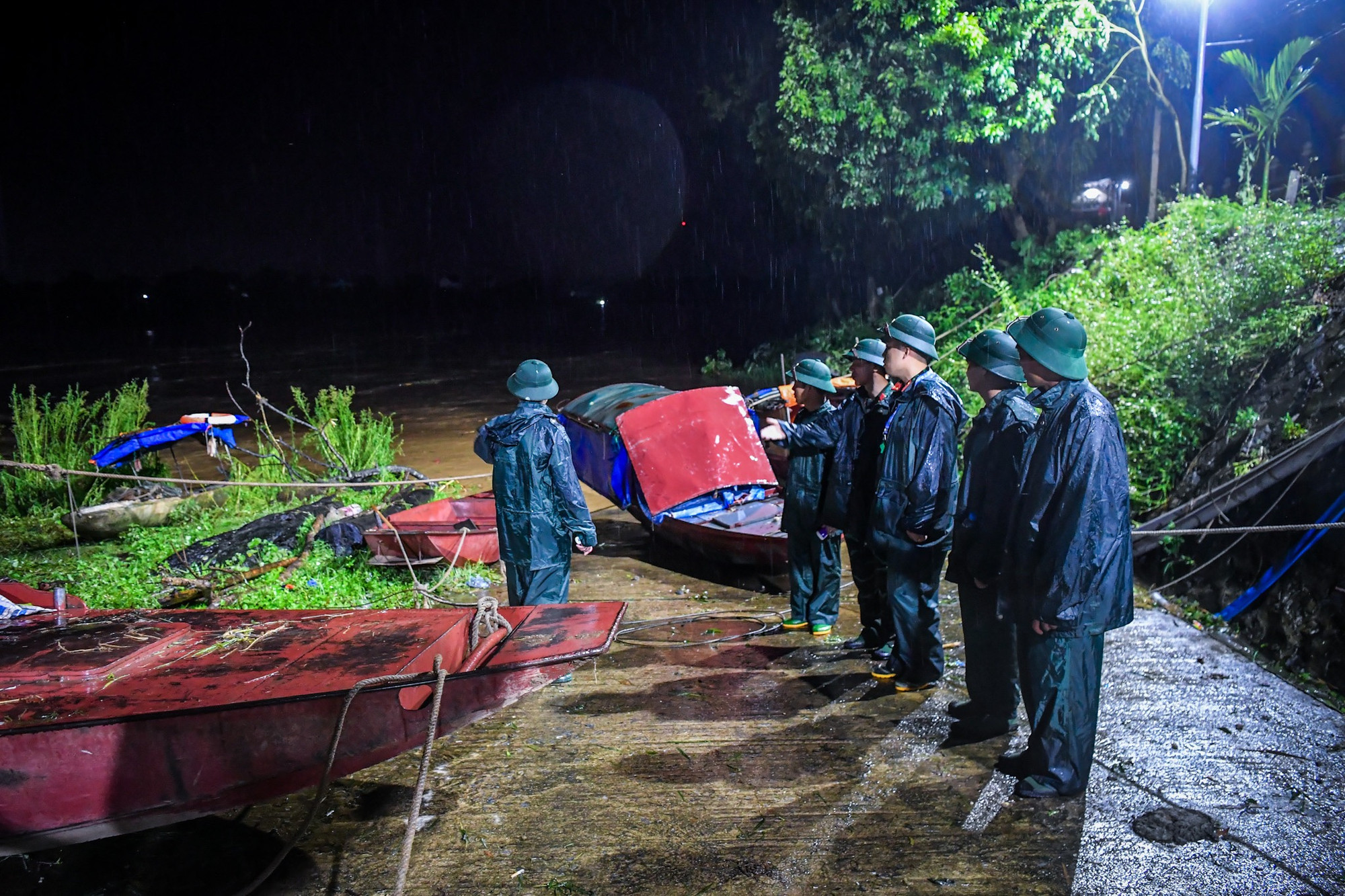 Lãnh đạo Ban chỉ huy Phòng, chống thiên tai và tìm kiếm cứu nạn tỉnh Phú Thọ cũng trực tiếp đi tiền trạm, kiểm tra thực địa nhằm đánh giá những điều kiện phục vụ hoạt động lắp đặt cầu phao.