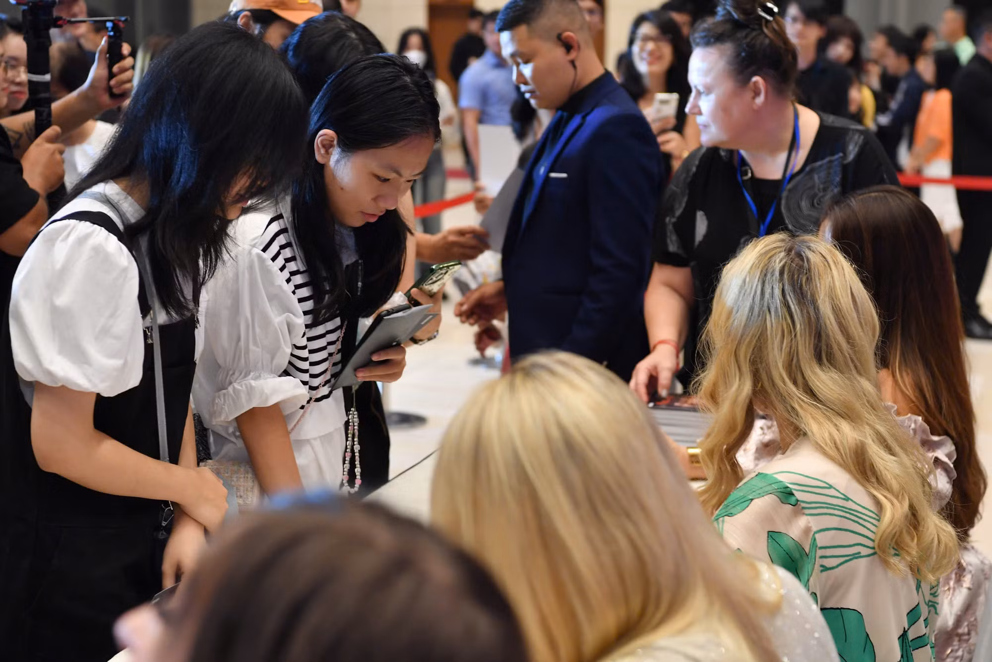 [Ảnh] Hàng trăm khán giả đợi tứ tấu đàn dây Bond ký tặng tới khuya ảnh 10