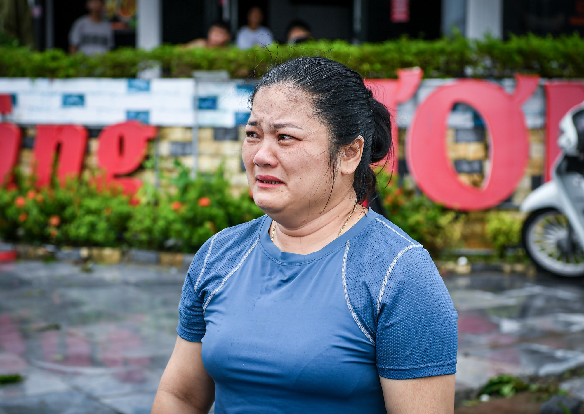 Hay tin dữ, bà Mùi bủn rủn cả chân tay. Nhờ người thân bấm giúp điện thoại để gọi chồng thêm lần nữa, nhưng sóng viễn thông cũng chẳng còn. Người phụ nữ 45 tuổi gần như gục ngã khi mường tượng ra điều tồi tệ nhất.