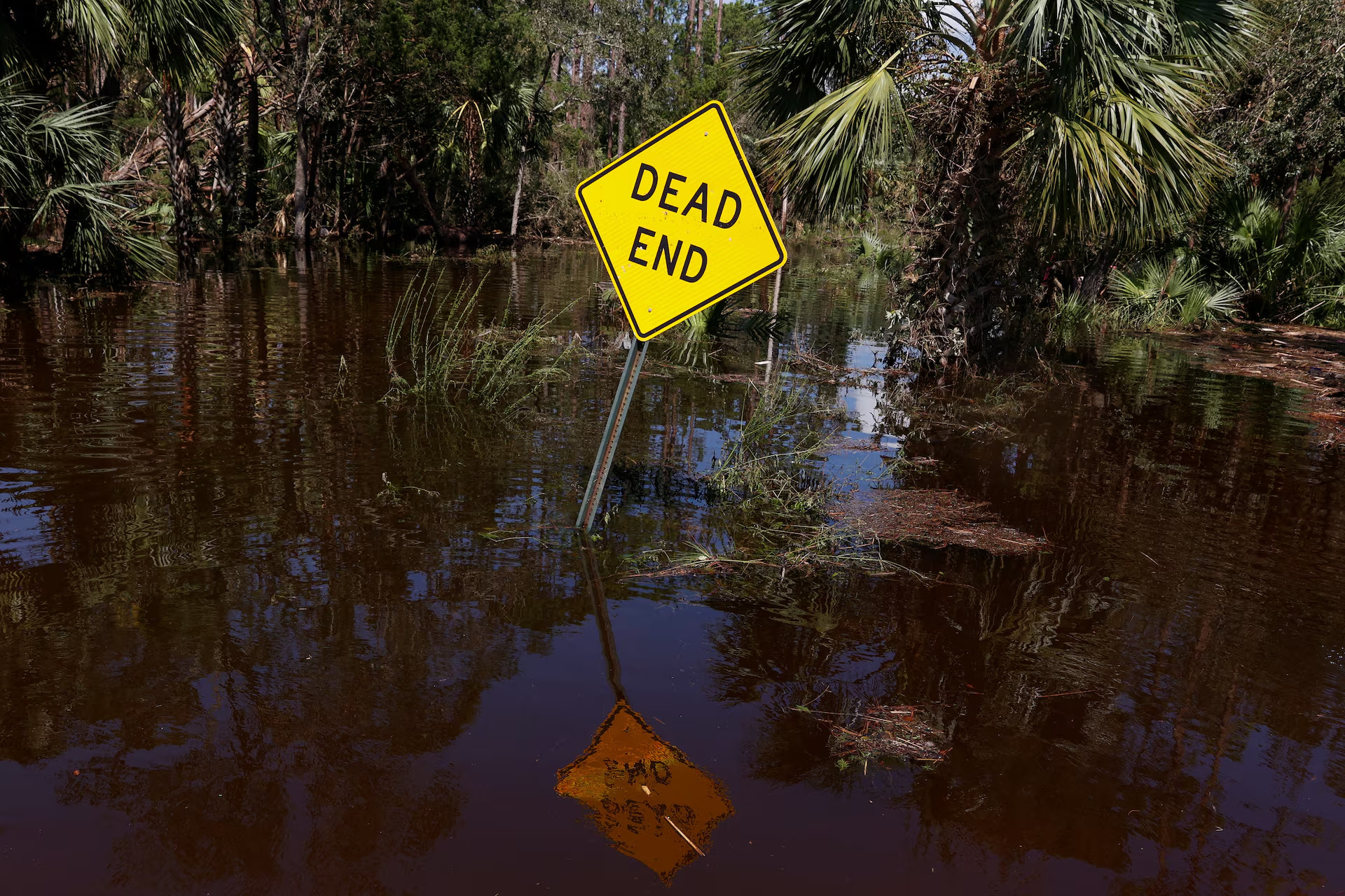 Các con đường ngập trong biển nước. (Ảnh: REUTERS)