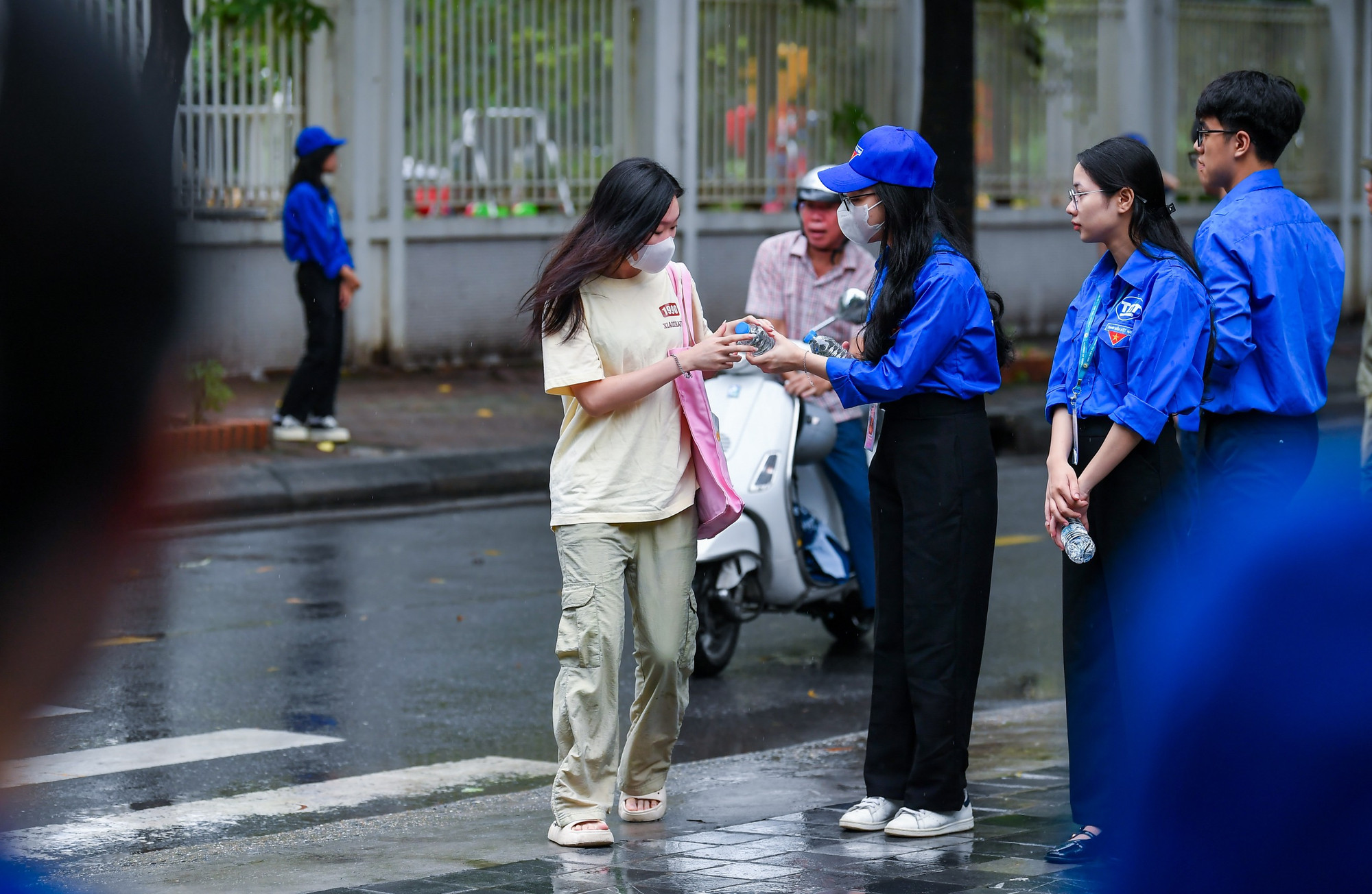 Đầu giờ sáng, cơn mưa đã khiến cho không khí trở nên dịu mát, tạo điều kiện thuận lợi cho các thí sinh trong bài thi đầu tiên.