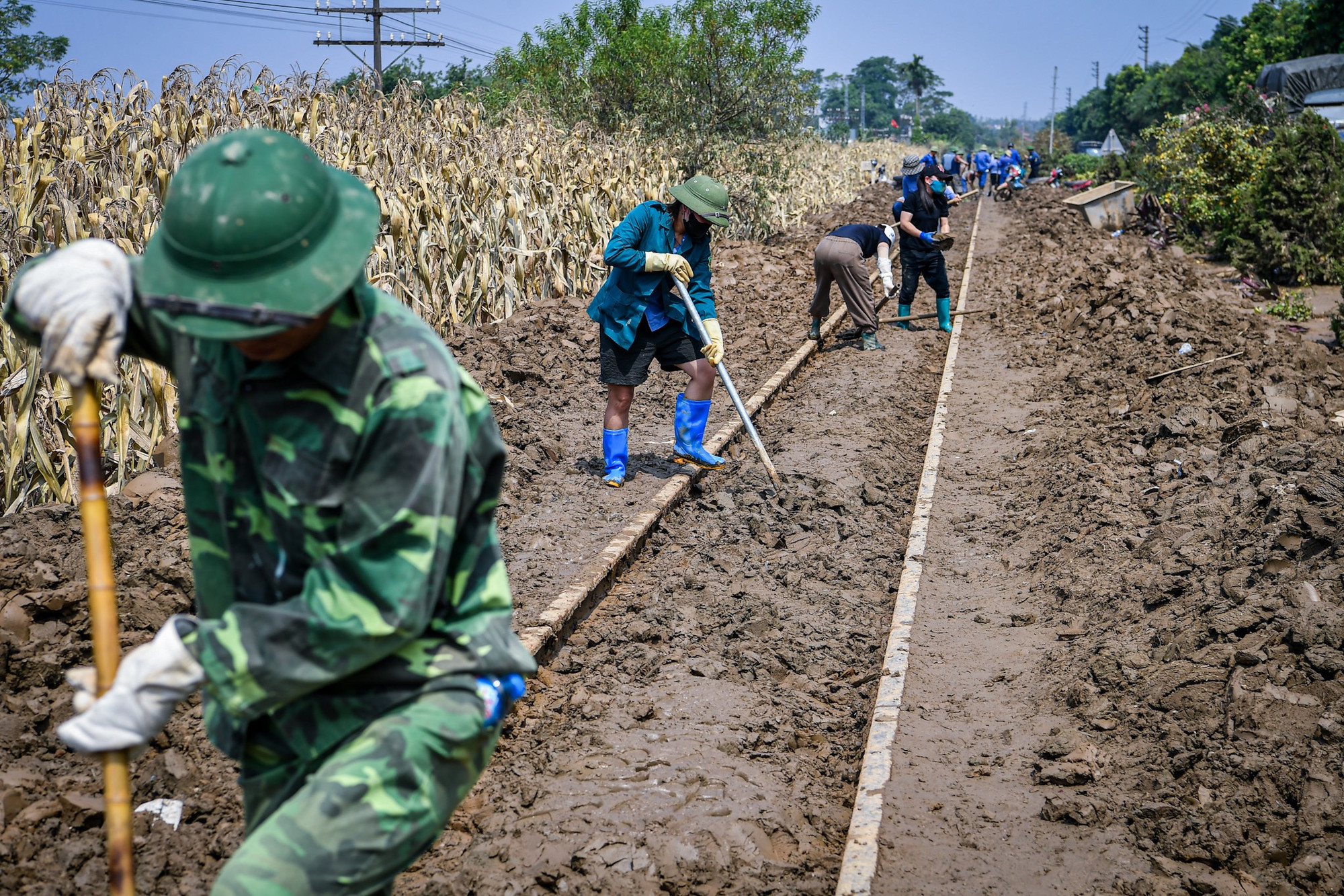 "Thời điểm sau khi nước rút, bùn dày tới 60cm, phủ kín đường ray. Cộng với việc các tuyến đường bộ ùn tắc kéo dài nên máy móc cơ giới không thể đưa vào hiện trường. Toàn bộ việc xử lý đều phải thực hiện thủ công", ông Lê Minh Thái, Phó Giám đốc Công ty Cổ phần Đường sắt Yên Lào cho biết