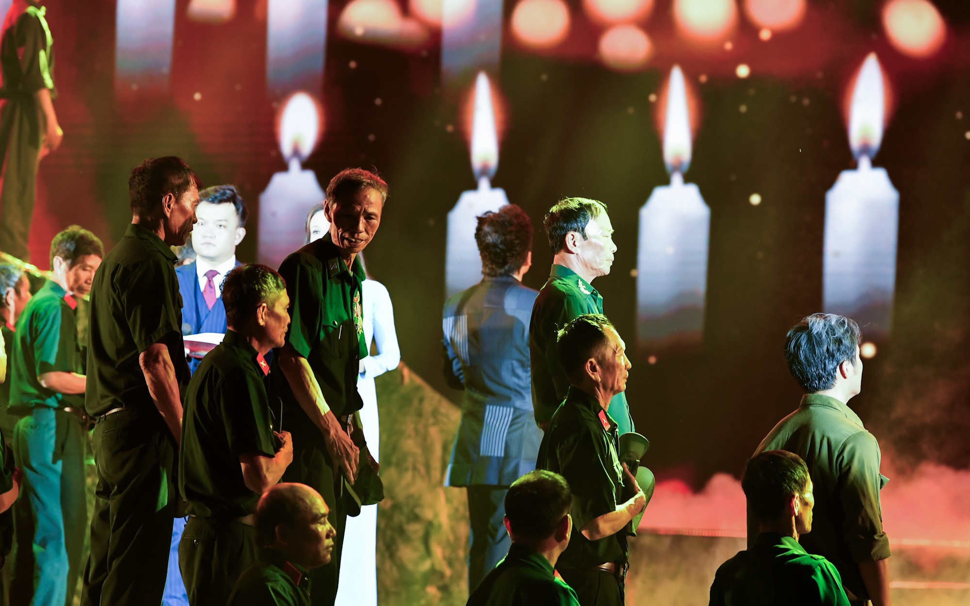 Phút tưởng niệm tri ân hương linh các Anh hùng, liệt sĩ, đồng bào đã nằm xuống cho đất nước đứng lên...