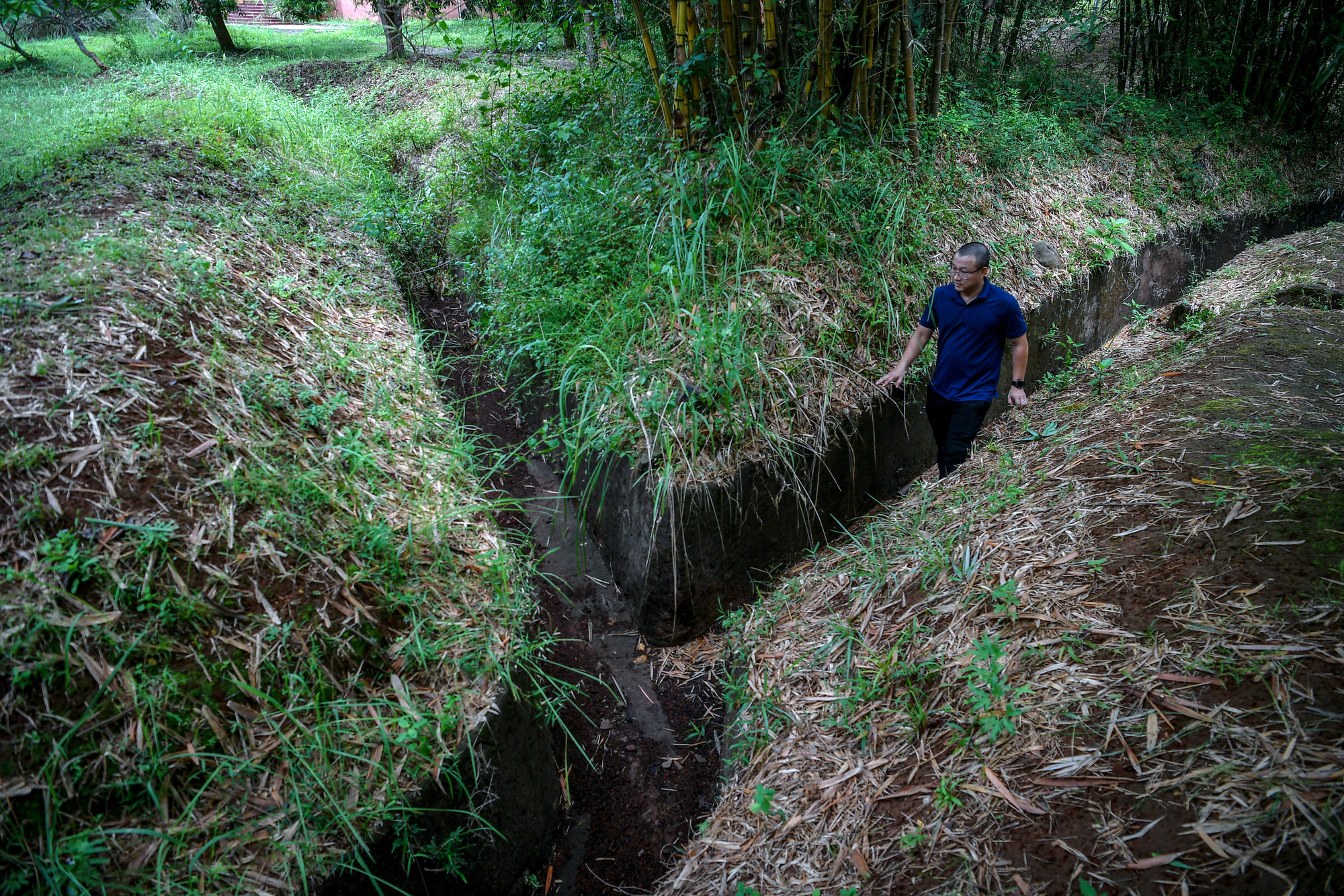 Ngoài hệ thống đường hầm, giao thông hào, địa đạo cũng được bố trí thêm ụ pháo, kè chắn sóng... Ngoài hệ thống đường hầm, giao thông hào, địa đạo cũng được bố trí thêm ụ pháo, kè chắn sóng...