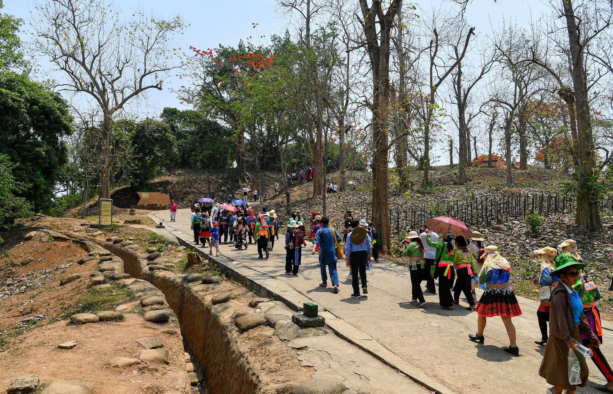 Dòng người nườm nượp lên xuống khu di tích đồi A1.