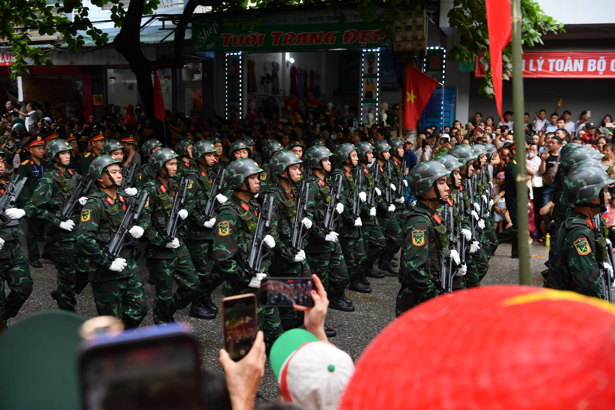 Các khối diễu binh, diễu hành đã tạo nên một không khí đặc biệt cho thành phố Điện Biên Phủ trong ngày kỷ niệm 70 năm Chiến thắng Điện Biên Phủ.