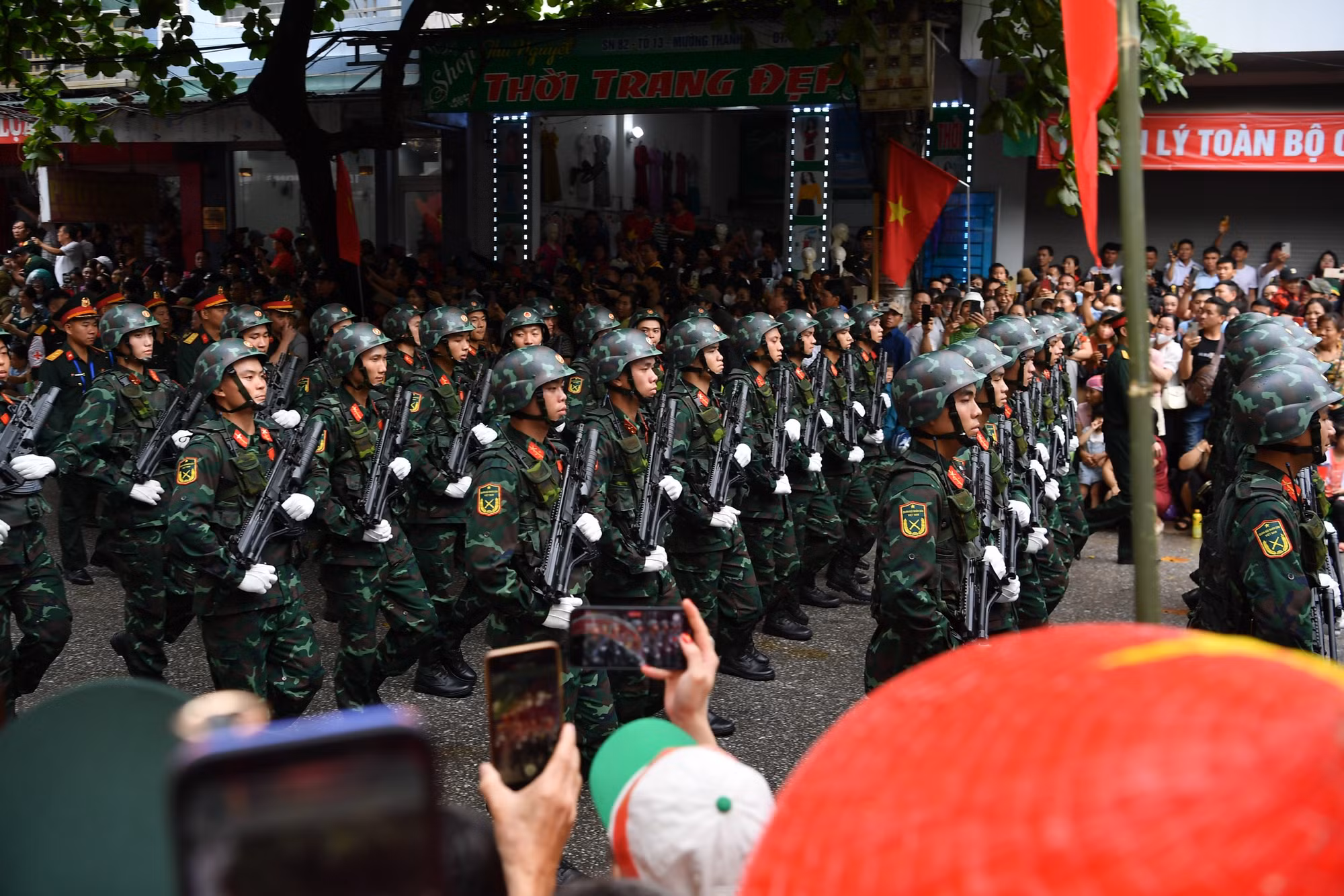 Các khối diễu binh, diễu hành đã tạo nên một không khí đặc biệt cho thành phố Điện Biên Phủ trong ngày kỷ niệm 70 năm Chiến thắng Điện Biên Phủ.