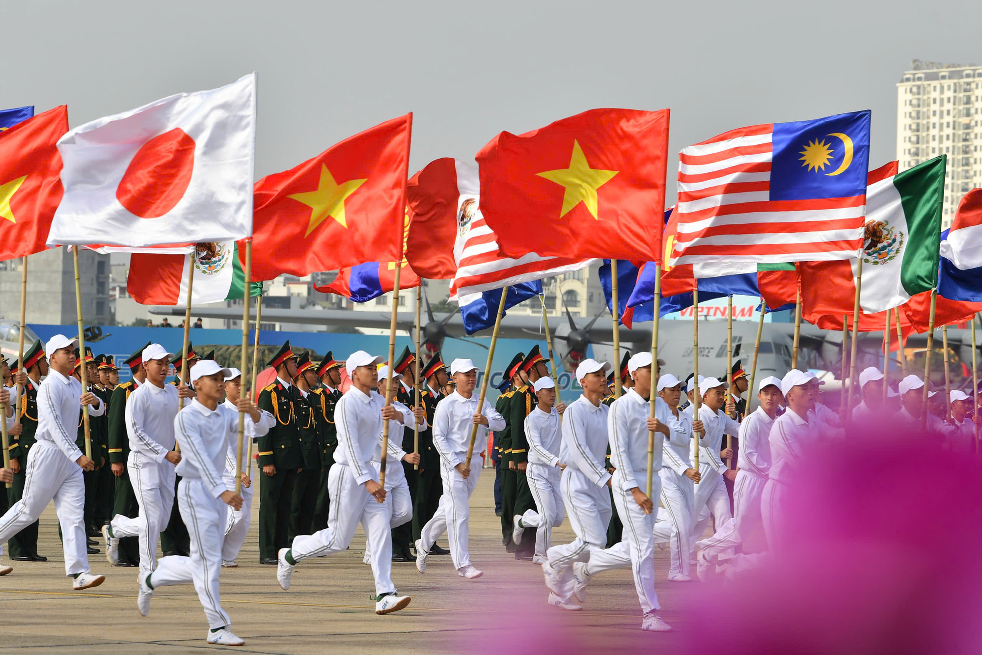 Màn biểu diễn nghệ thuật mở đầu Triển lãm Quốc phòng quốc tế Việt Nam 2024.