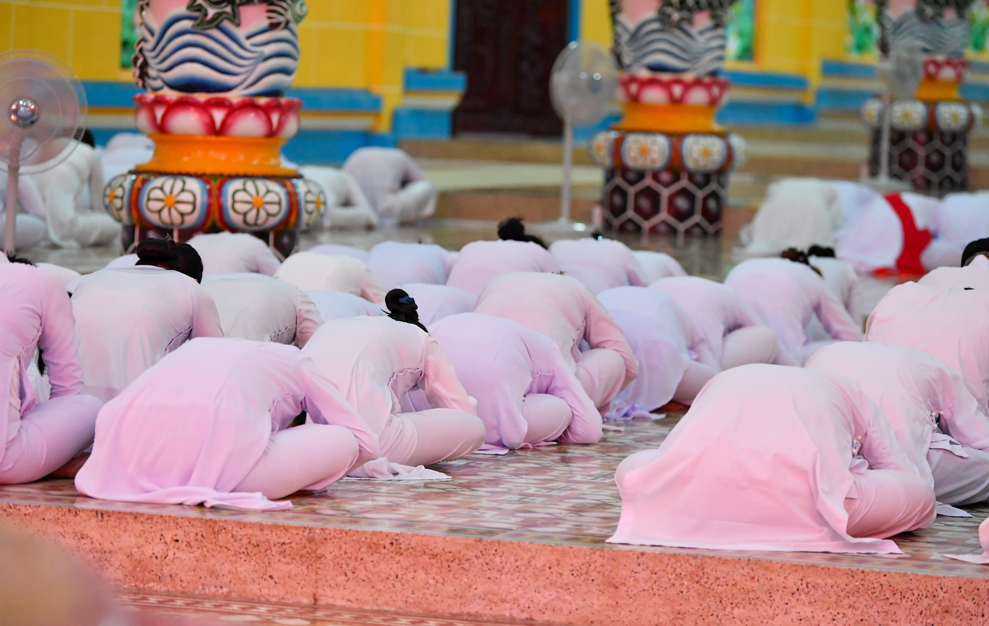 Không khí trang nghiêm trong giờ hành lễ. Không khí trang nghiêm trong giờ hành lễ.