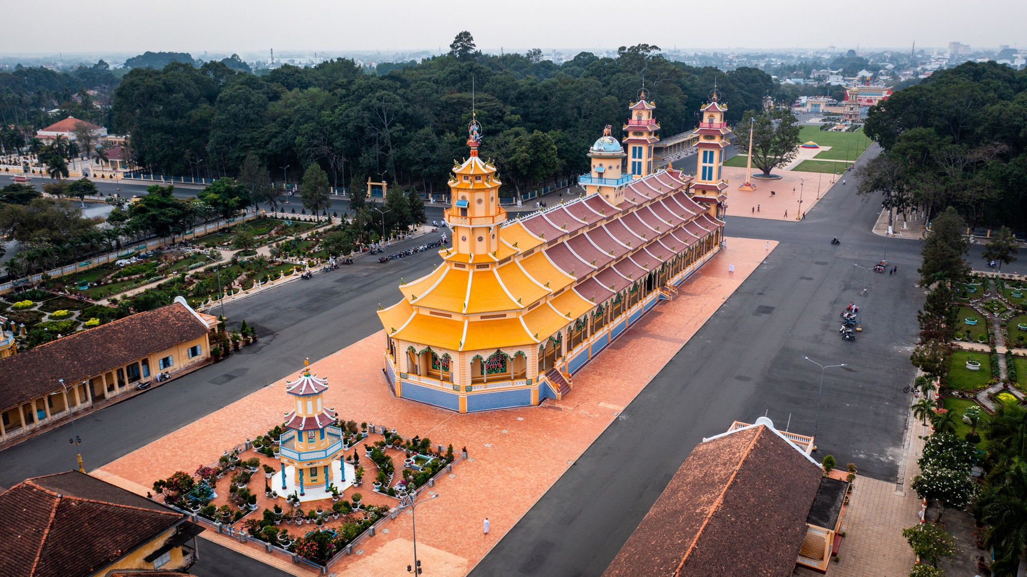 Không chỉ là địa điểm sinh hoạt tôn giáo quan trọng của các giáo dân đạo Cao Đài, với lối kiến trúc vô cùng độc đáo cùng lịch sử lâu đời được chính bàn tay những người nông dân chưa từng được đào tạo xây dựng nên, Tòa Thánh Tây Ninh còn được xem là một trong những địa điểm tham quan du lịch hút khách bậc nhất miền Đông Nam Bộ. Không chỉ là địa điểm sinh hoạt tôn giáo quan trọng của các giáo dân đạo Cao Đài, với lối kiến trúc vô cùng độc đáo cùng lịch sử lâu đời được chính bàn tay những người nông dân chưa từng được đào tạo xây dựng nên, Tòa Thánh Tây Ninh còn được xem là một trong những địa điểm tham quan du lịch hút khách bậc nhất miền Đông Nam Bộ.