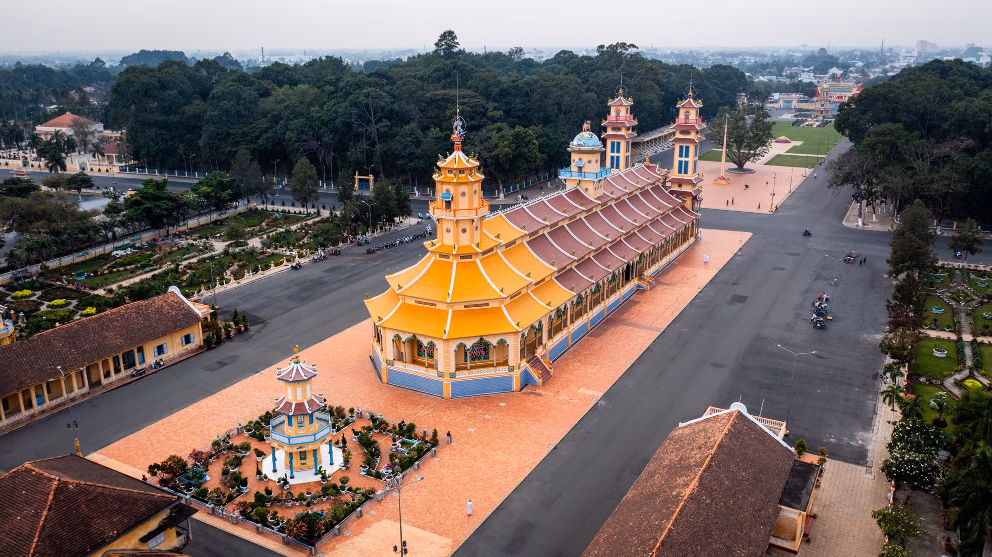 Không chỉ là địa điểm sinh hoạt tôn giáo quan trọng của các giáo dân đạo Cao Đài, với lối kiến trúc vô cùng độc đáo cùng lịch sử lâu đời được chính bàn tay những người nông dân chưa từng được đào tạo xây dựng nên, Tòa Thánh Tây Ninh còn được xem là một trong những địa điểm tham quan du lịch hút khách bậc nhất miền Đông Nam Bộ. Không chỉ là địa điểm sinh hoạt tôn giáo quan trọng của các giáo dân đạo Cao Đài, với lối kiến trúc vô cùng độc đáo cùng lịch sử lâu đời được chính bàn tay những người nông dân chưa từng được đào tạo xây dựng nên, Tòa Thánh Tây Ninh còn được xem là một trong những địa điểm tham quan du lịch hút khách bậc nhất miền Đông Nam Bộ.