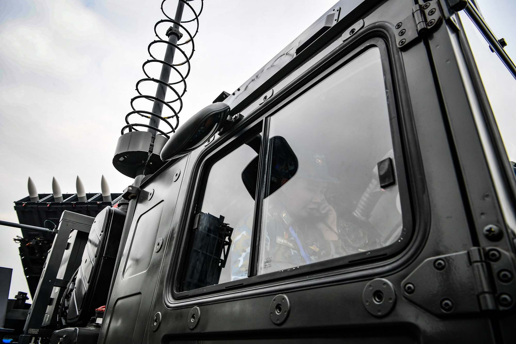 Bên cạnh đó, cũng phải kể đến radar cảnh giới cho các xe phóng, bao gồm ELM-2016 cho Spyder-SR và ELM-2084 cho Spyder-MR. Đây là các loại radar 3D đa năng hiện đại, có thể thực hiện nhiều nhiệm vụ khác nhau gồm cảnh giới nhìn vòng trên không; điều khiển hỏa lực tên lửa phòng không hoặc đánh chặn tên lửa; phát hiện các loại đạn pháo, cối, pháo phản lực và định vị trận địa của chúng.