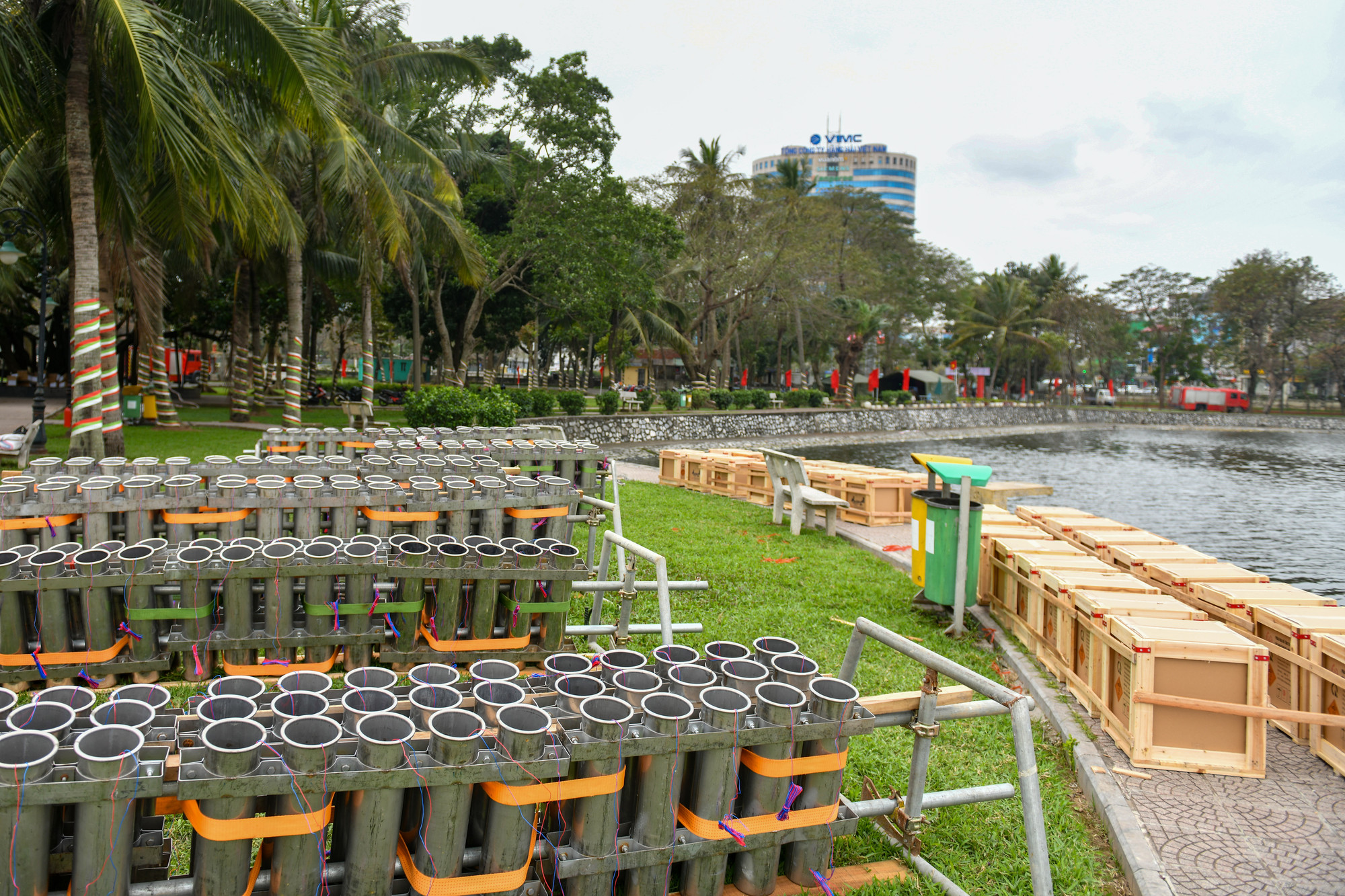 Theo kế hoạch, đêm giao thừa pháo hoa sẽ được bắn với thời lượng 15 phút, từ 0 giờ-0 giờ 15 phút ngày 10/2. Điểm bắn pháo hoa Đảo Dừa sẽ lắp đặt 600 quả pháo hoa tầm cao kết hợp 90 thùng pháo hoa tầm thấp.