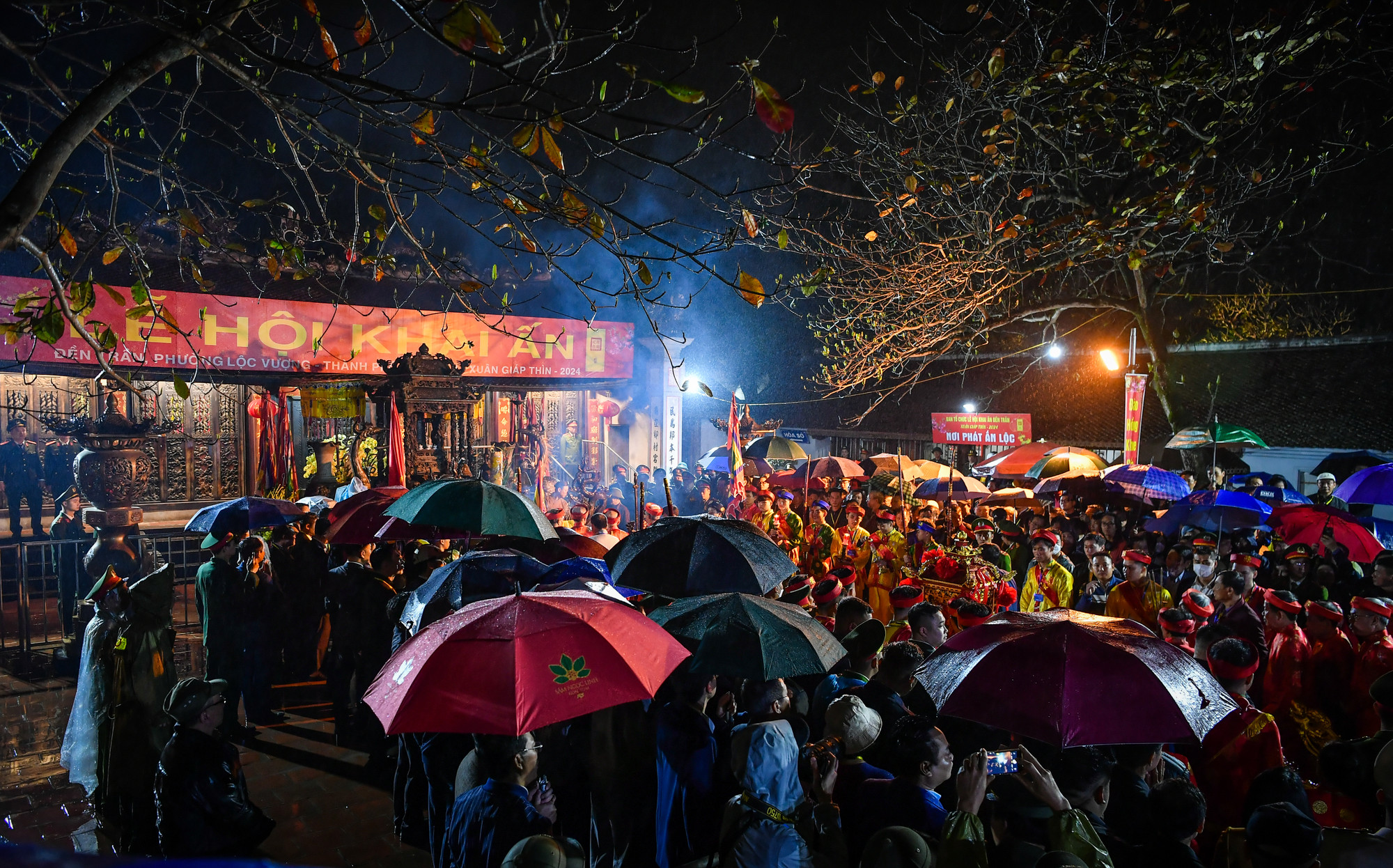 Sau khi kiệu rước ấn được rước từ đến Cố Trạch về đến đền Thiên Trường, lực lượng Cảnh sát cơ động đã quây kín bảo vệ. Tại lễ khai Ấn năm nay không còn tình trạng ném tiền lẻ lên kiệu rước ấn.