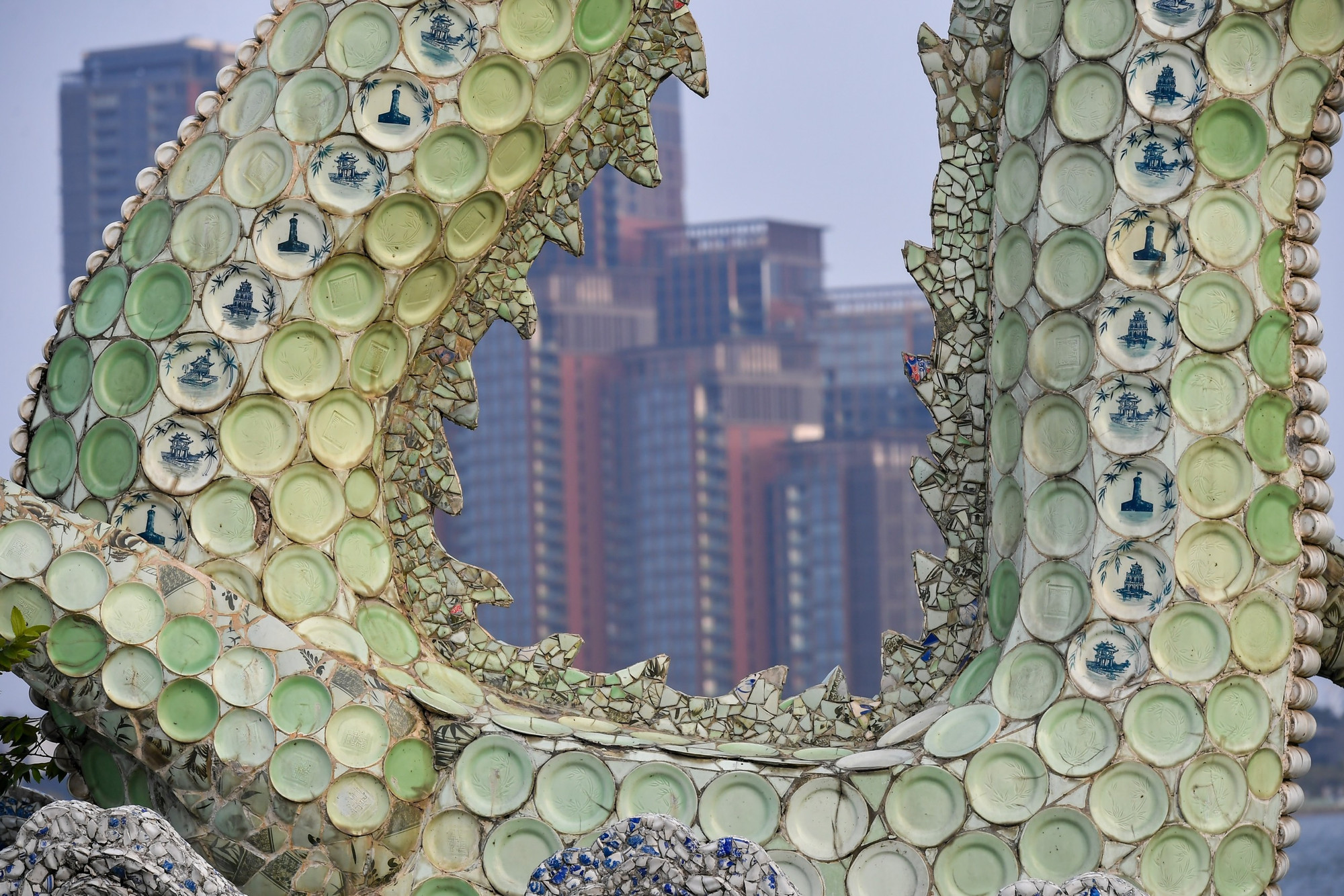 Phần thân rồng được chế tác từ 6.000 chiếc đĩa và 4.000 chiếc cốc.