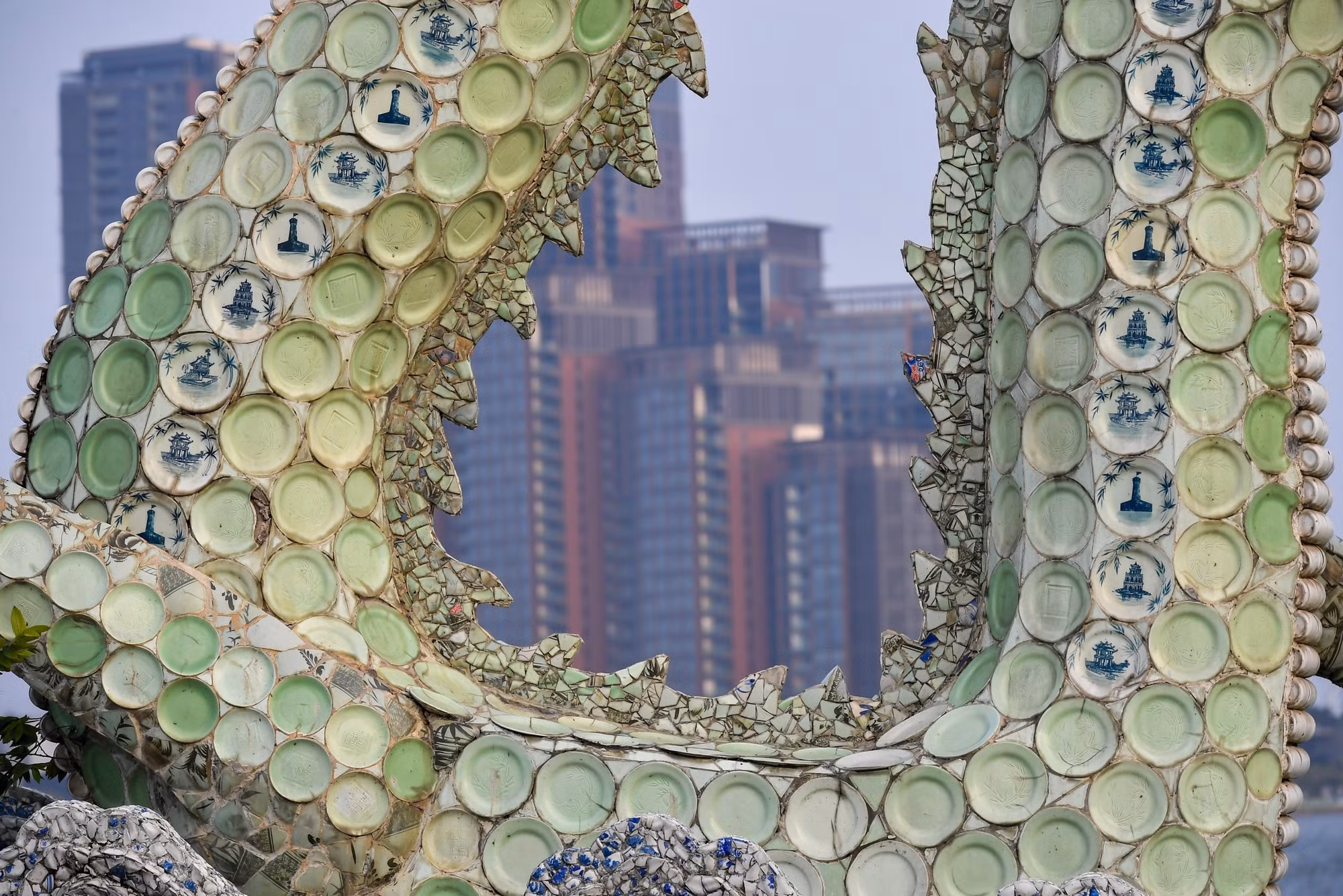 Phần thân rồng được chế tác từ 6.000 chiếc đĩa và 4.000 chiếc cốc.