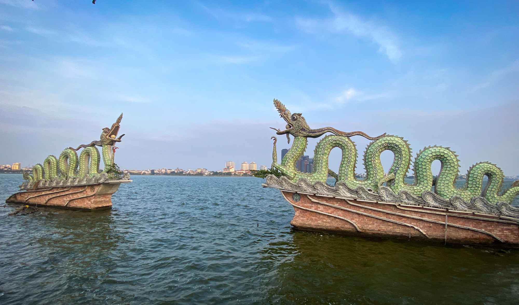 Cặp rồng gốm sứ tại Hồ Tây đầu tiên được trưng bày tại Công viên Bách thảo nhân dịp Đại lệ kỷ niệm 1.000 năm Thăng Long-Hà Nội. Tới Tết Nhâm Thìn 2012, công trình được di dời tới lắp đặt tại hồ Tây. Điểm được lựa chọn là đường Nguyễn Hoàng Tôn kéo dài, vị trí đặt rồng đối xứng với Phủ Tây Hồ, đối xứng với trục Hồ Tây-Ba Vì và trục Hồ Tây-Cổ Loa, tạo sự gắn kết chặt chẽ với các địa danh văn hóa.