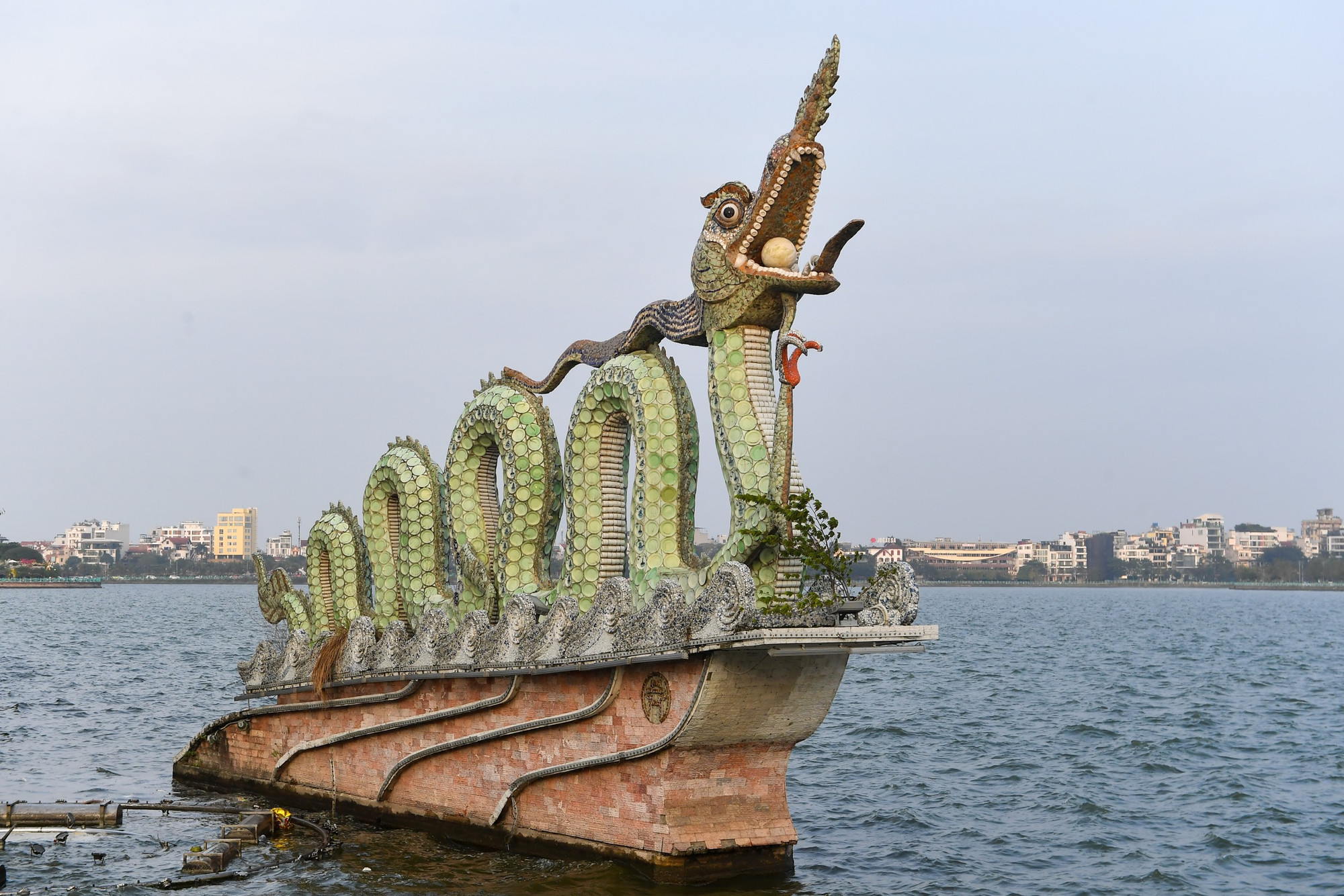 Mỗi con rồng cao 8,5m và dài 15,6m, được gia công bằng lớp bê-tông dày và khung thép chắc chắn với tổng khối lượng lên tới 60 tấn.