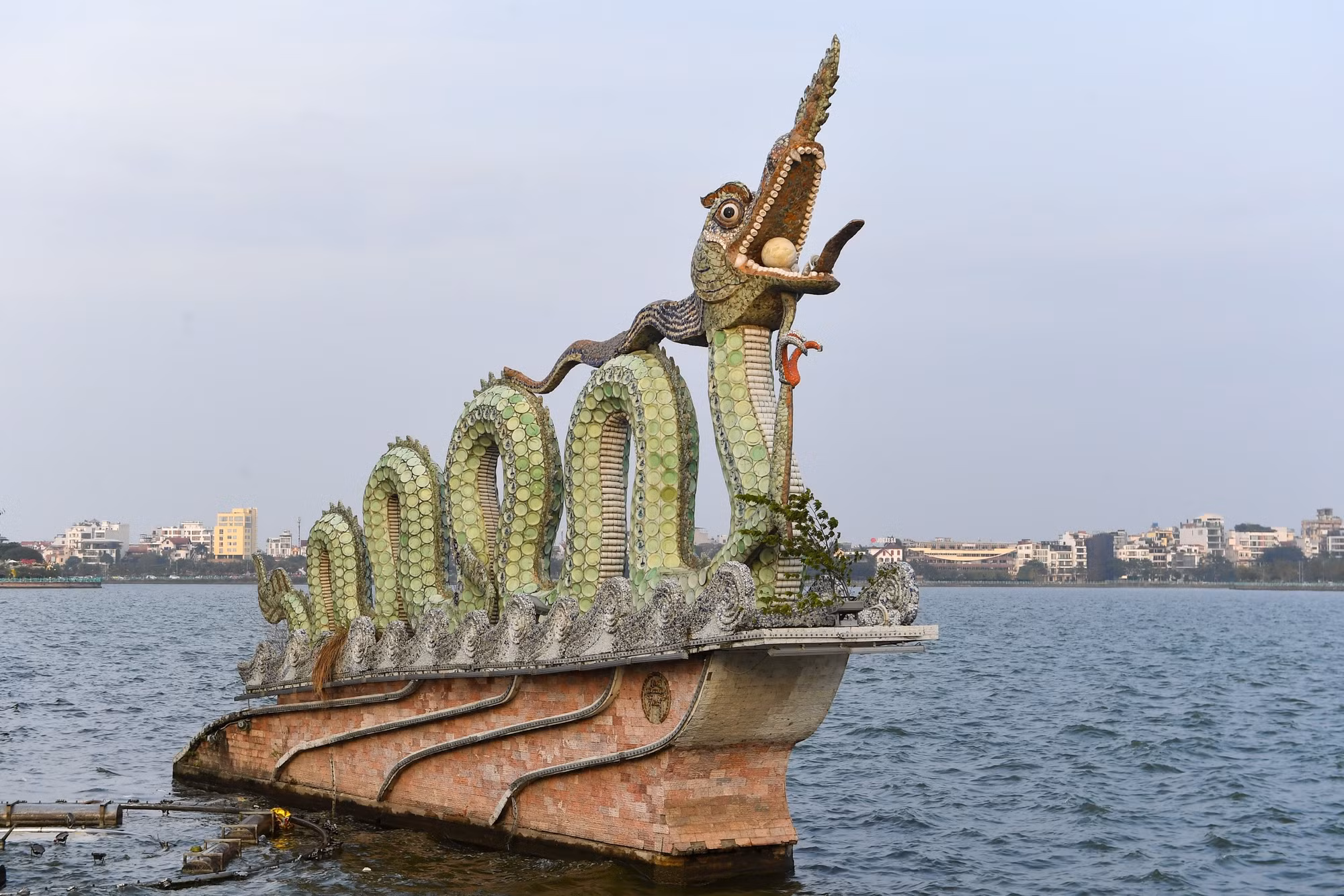 Mỗi con rồng cao 8,5m và dài 15,6m, được gia công bằng lớp bê-tông dày và khung thép chắc chắn với tổng khối lượng lên tới 60 tấn.