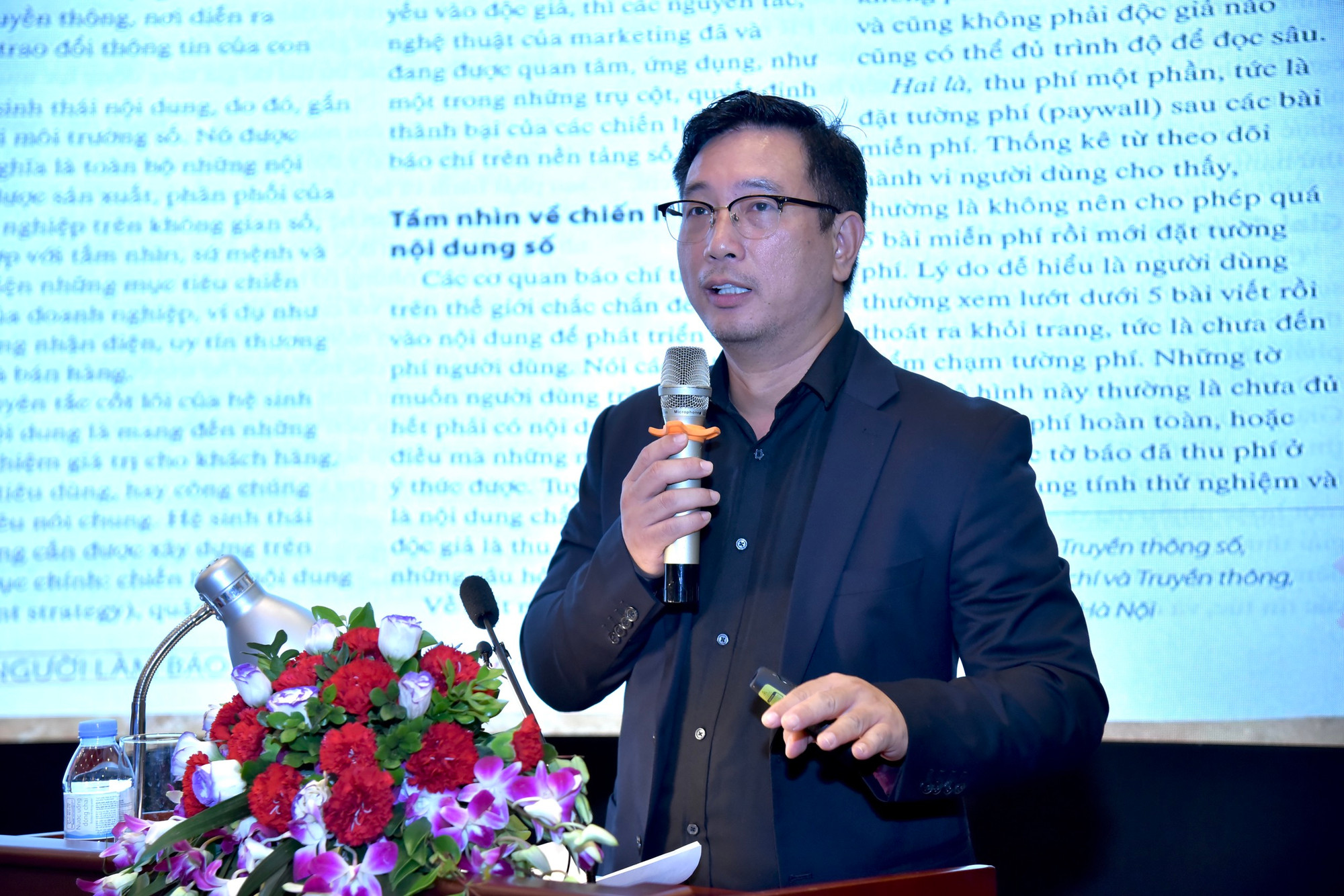 Tiến sĩ Đỗ Anh Đức trình bày tham luận tại phiên họp chuyên đề: Mô hình kinh tế báo chí đặc thù tại Việt Nam.