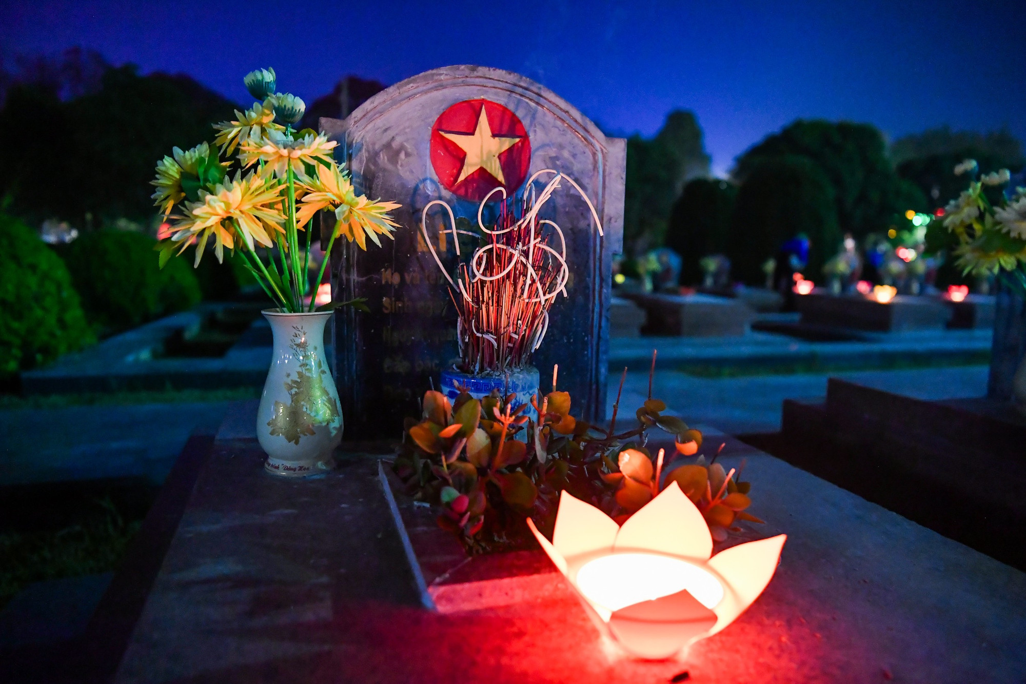 Những ngọn nến lung linh trên các phần mộ liệt sĩ.