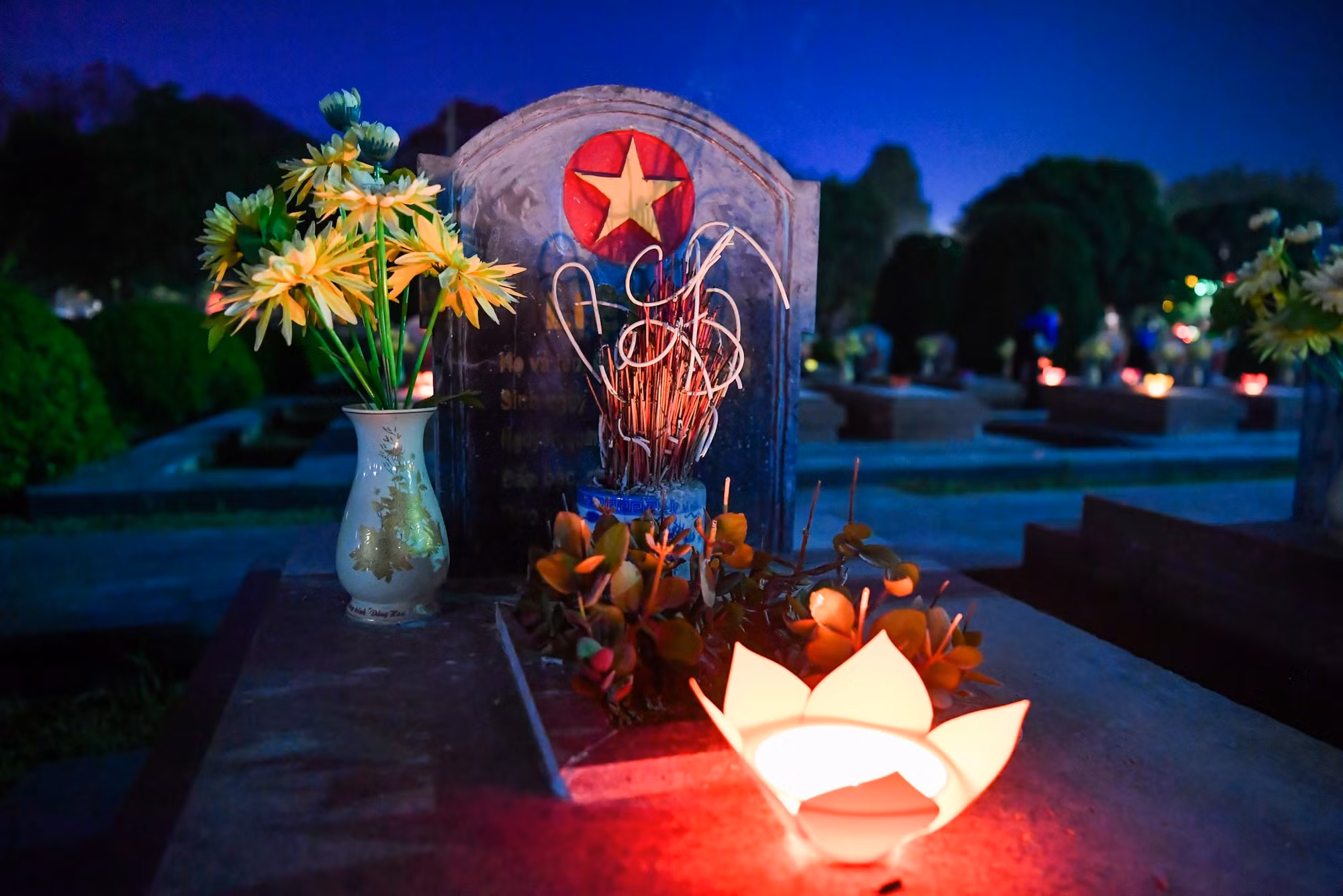 Những ngọn nến lung linh trên các phần mộ liệt sĩ.