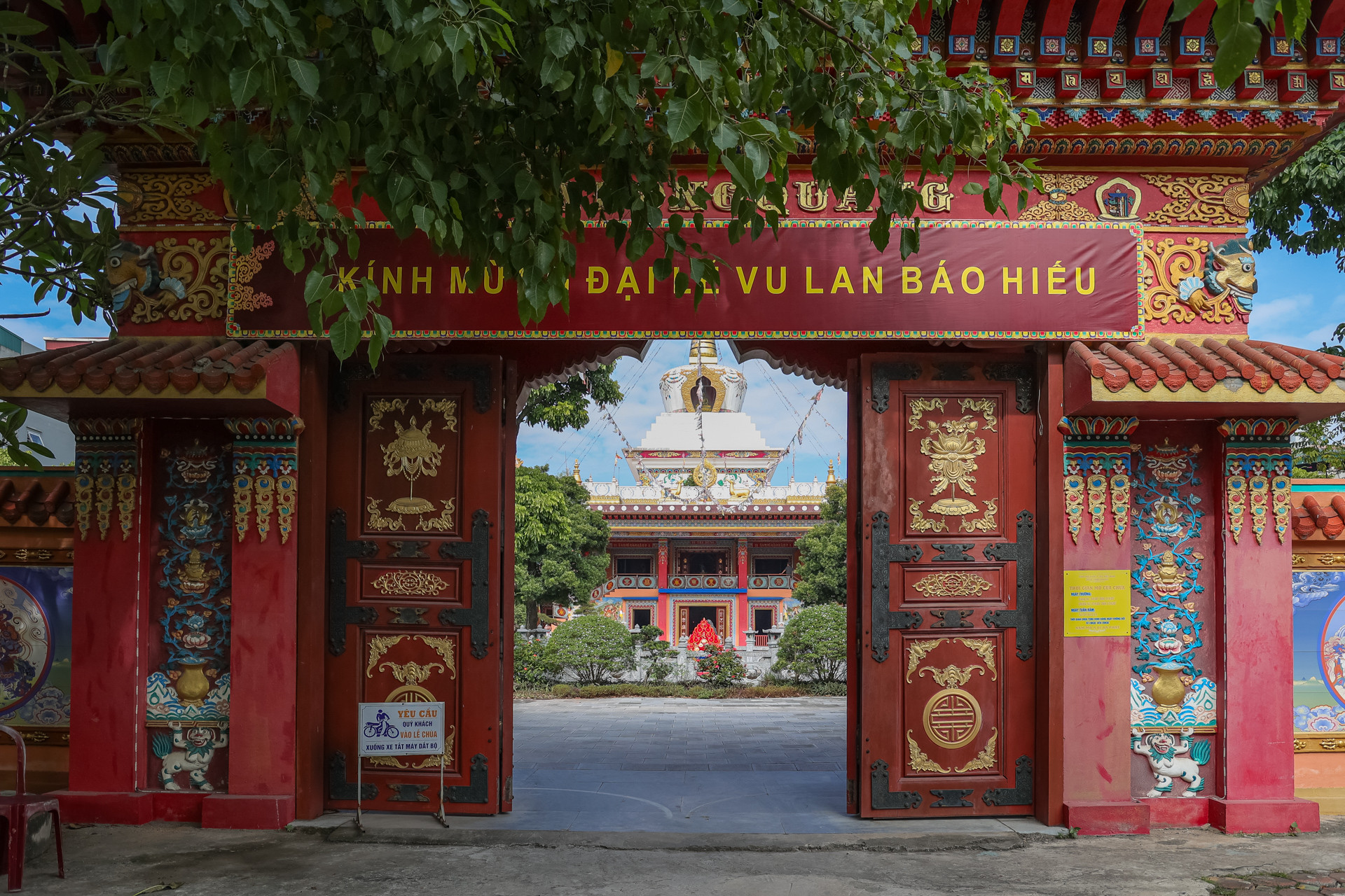 Chùa Long Quang là ngôi chùa duy nhất ở Hà Nội được xây dựng theo kiến trúc Mật giáo giống những ngôi chùa ở Bhutan, Nepal, Ấn Độ... gây ấn tượng và tạo sự thích thú với người đến tham quan.