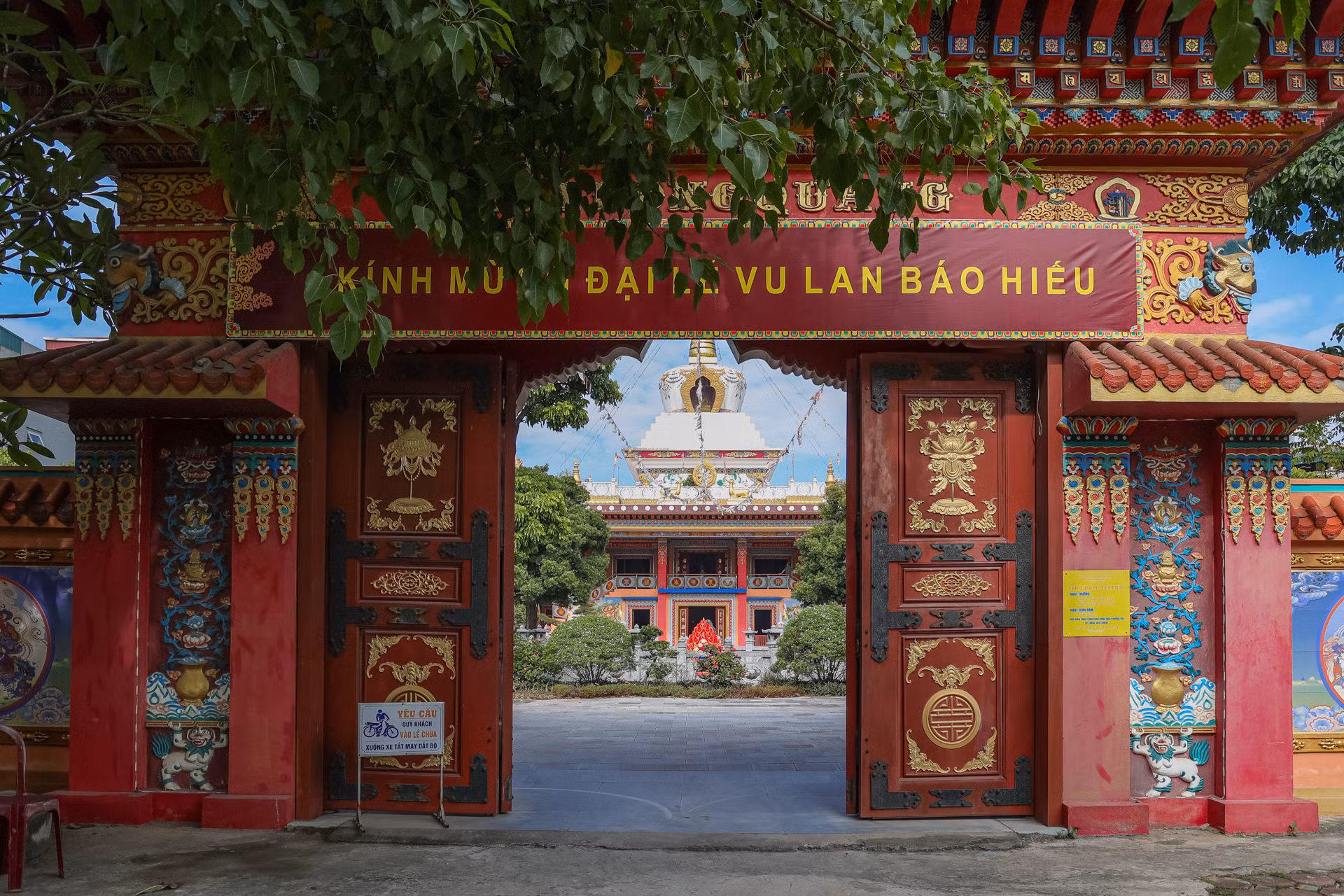 Chùa Long Quang là ngôi chùa duy nhất ở Hà Nội được xây dựng theo kiến trúc Mật giáo giống những ngôi chùa ở Bhutan, Nepal, Ấn Độ... gây ấn tượng và tạo sự thích thú với người đến tham quan.