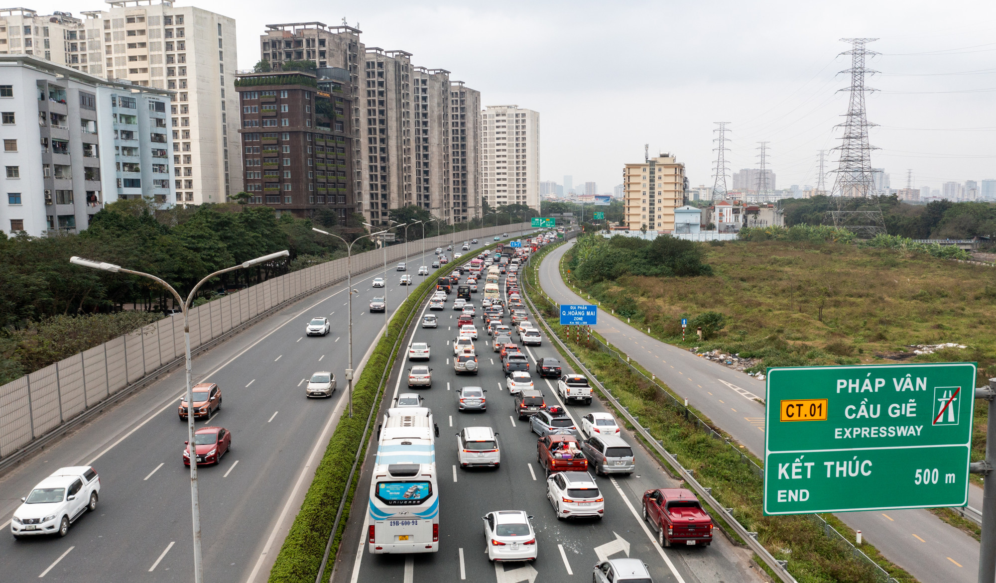 Ba làn đường ngoài và một làn khẩn cấp trên cao tốc hướng vào nội đô, ô-tô đông đúc xếp hàng dài hàng kilomet, nhích từng chút một. Nhiều xe đi vào làn dừng khẩn cấp để vượt lên khiến giao thông càng thêm hỗn loạn.