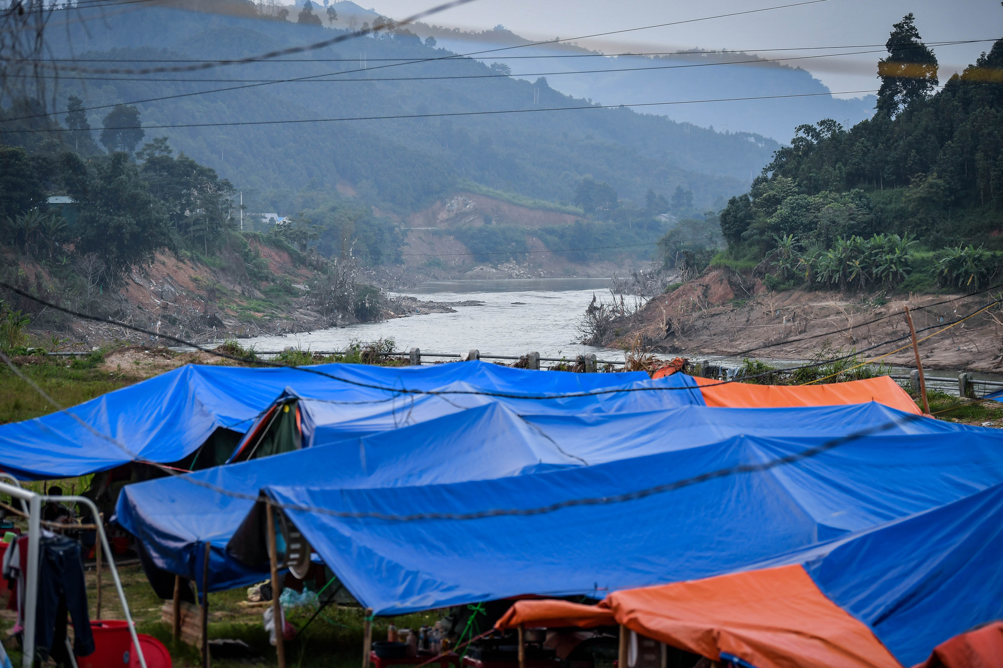 Cách đó không xa là điểm tạm cư của các hộ dân thôn Kho Vàng, xã Cốc Lầu. Do nguy cơ sạt lở, các hộ dân đã phải di chuyển về đây, trong khi chờ đợi điểm an cư mới đang được khẩn trương xây dựng.