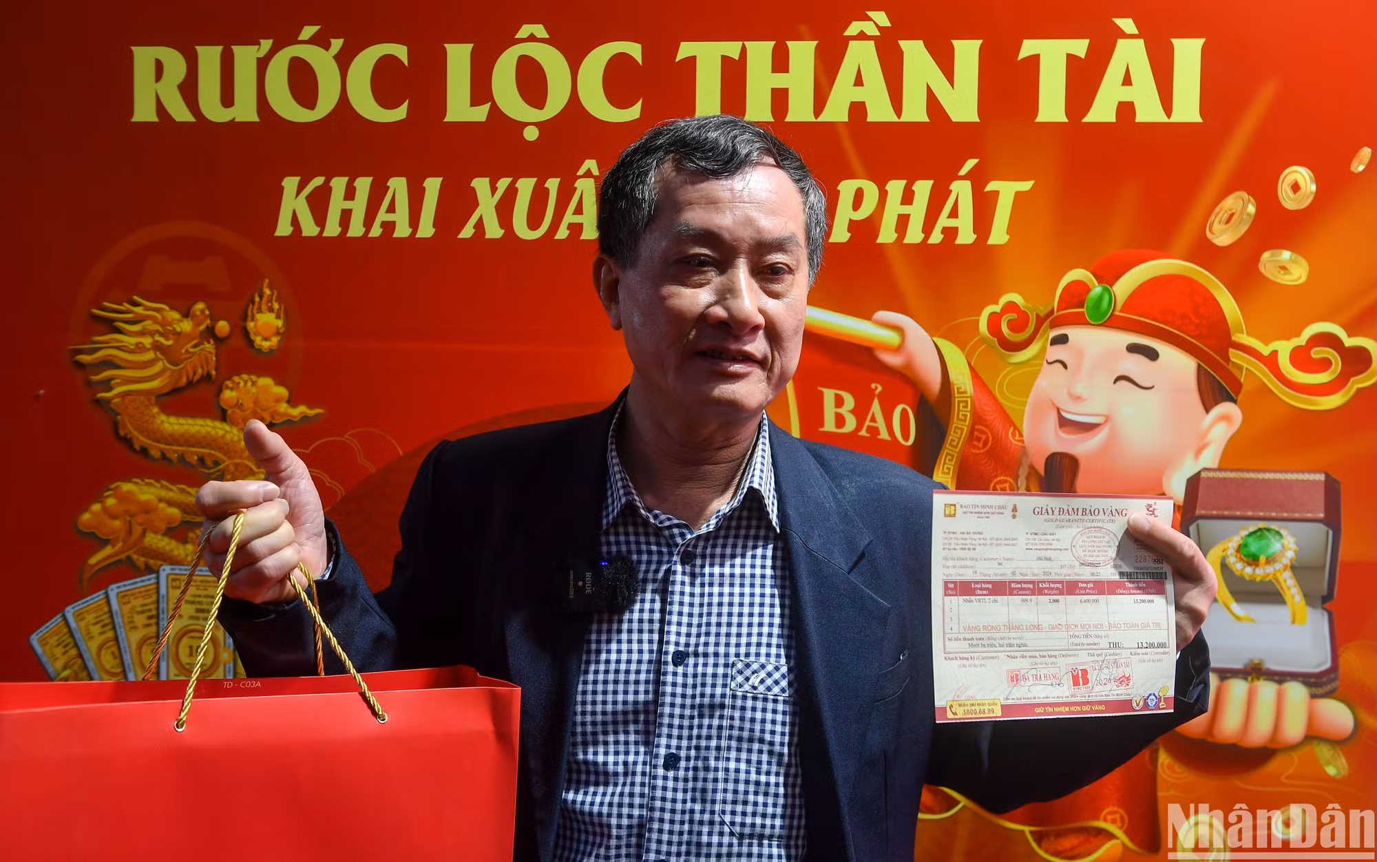 Niềm vui khi mua được vàng trong Ngày vía Thần Tài.