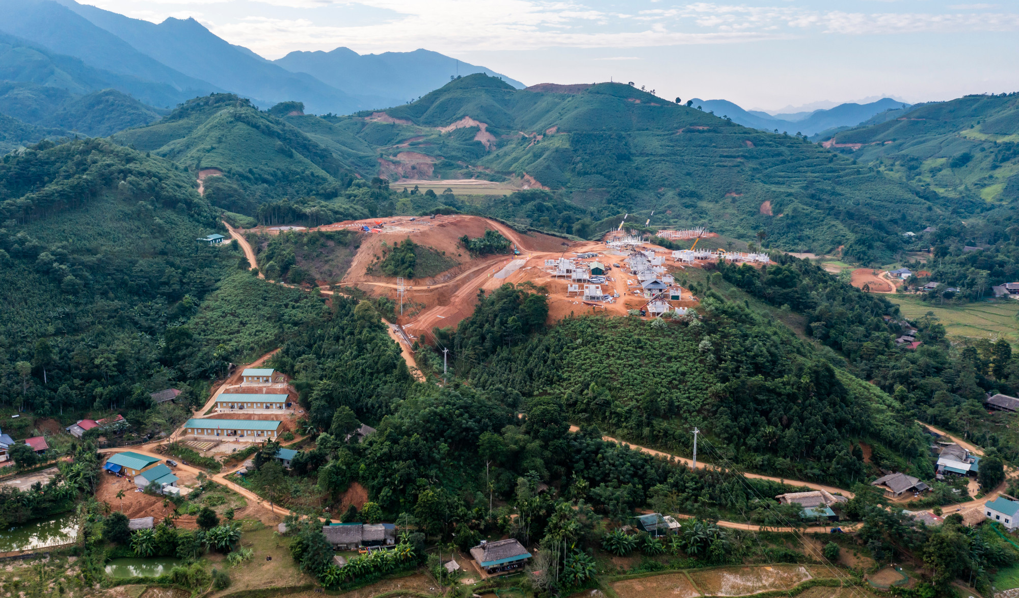 Làng mới, bản mới... nằm trên ngọn đồi cao, cách Làng Nủ cũ không xa theo đường chim bay. Mỗi công trình ở đây, với những người vừa trải qua đau thương như anh Bóng, là một biểu tượng của hy vọng sống...