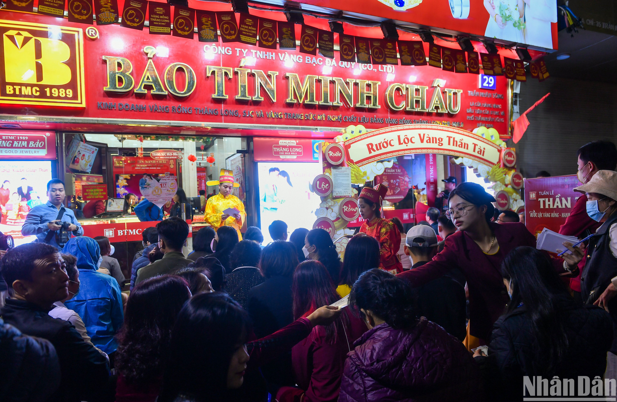 Vào thời điểm 6 giờ sáng, đã có rất đông khách hàng xuất hiện trước cửa hàng của Bảo Tín Minh Châu. Theo ghi nhận, so với các năm trước, lượng khách hàng mua bán vào Ngày vía Thần Tài có xu hướng giảm.