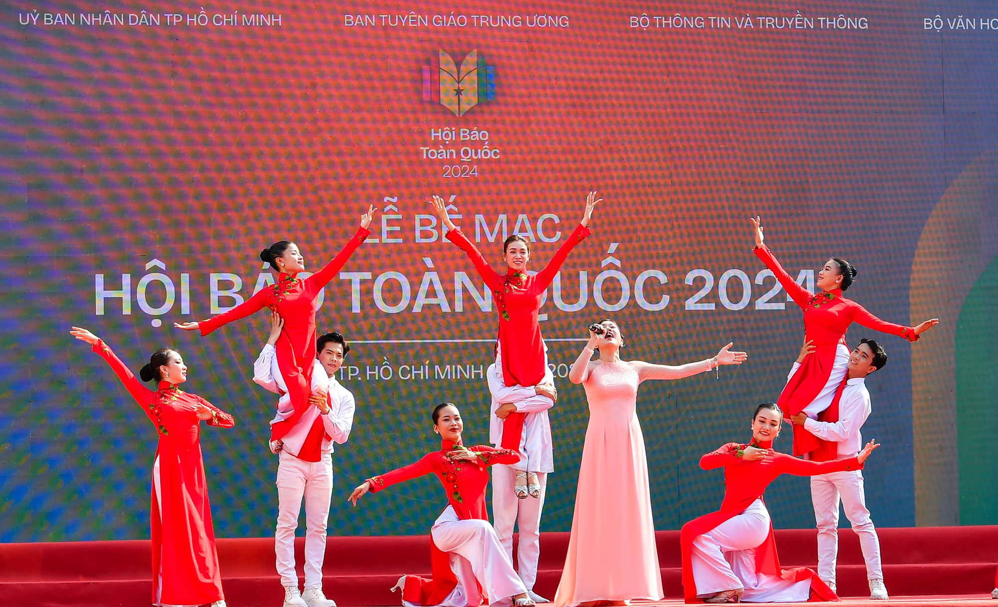Chương trình văn nghệ tại lễ bế mạc Hội Báo toàn quốc 2024.