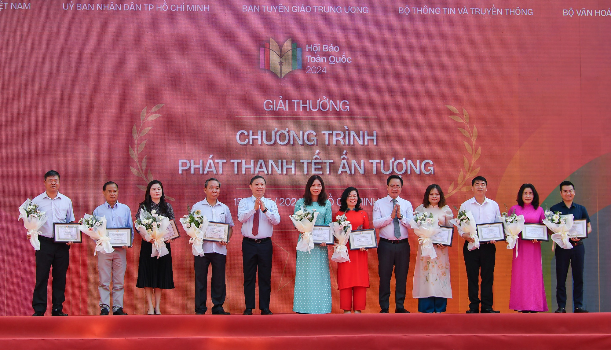 Đại diện các đơn vị nhận Giải thưởng Chương trình phát thanh Tết ấn tượng trong khuôn khổ Hội Báo toàn quốc năm 2024.