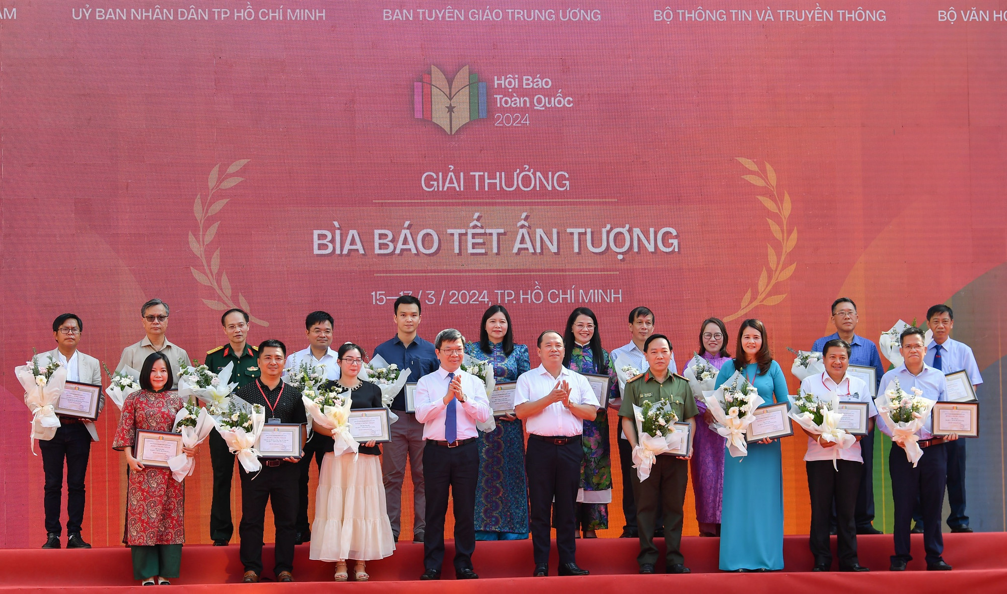 Trao giải thưởng Bìa báo Tết ấn tượng cho đại diện các cơ quan báo chí.