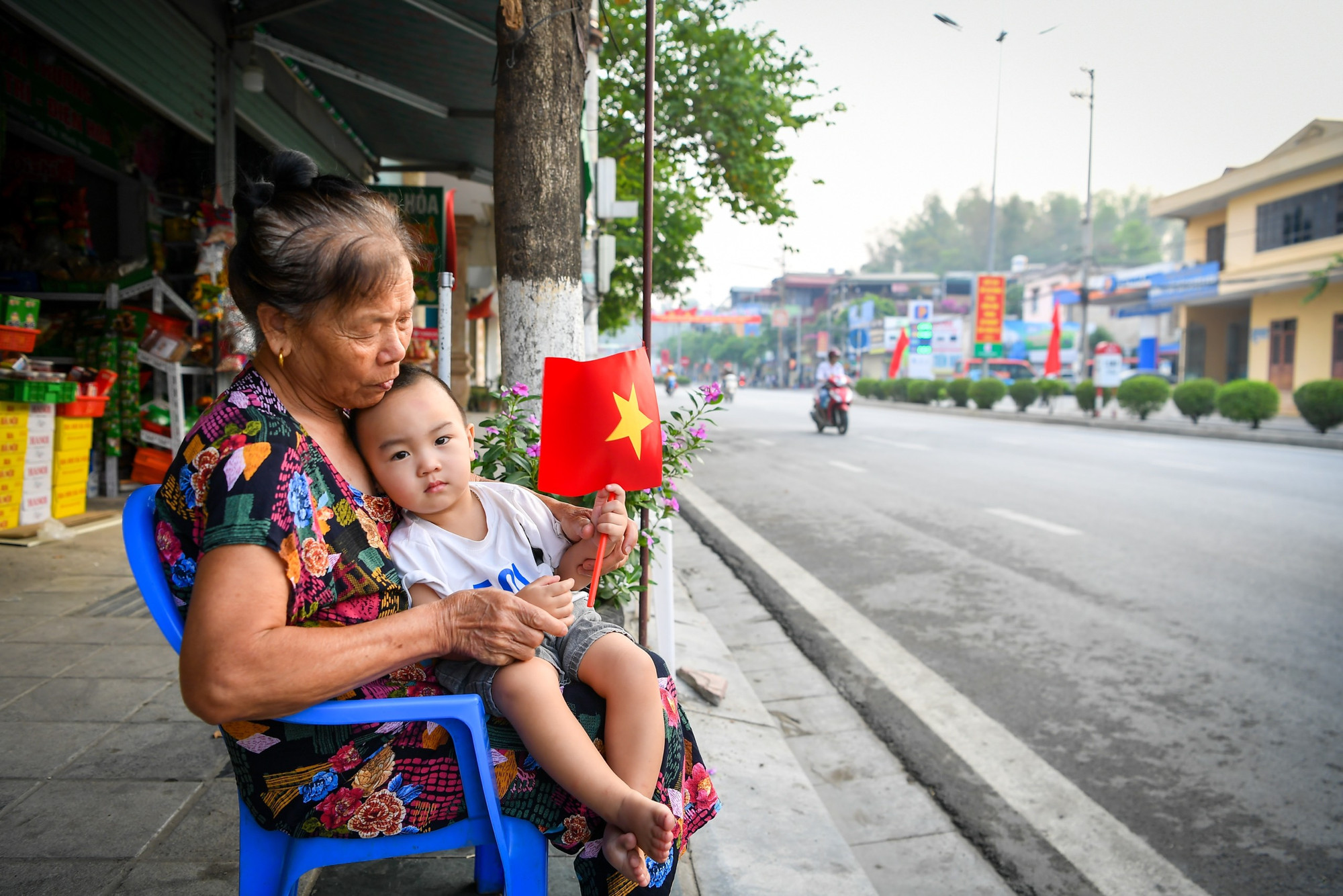 Tại các con đường nơi đoàn diễu binh sẽ đi qua, người dân đều có mặt chờ sẵn.