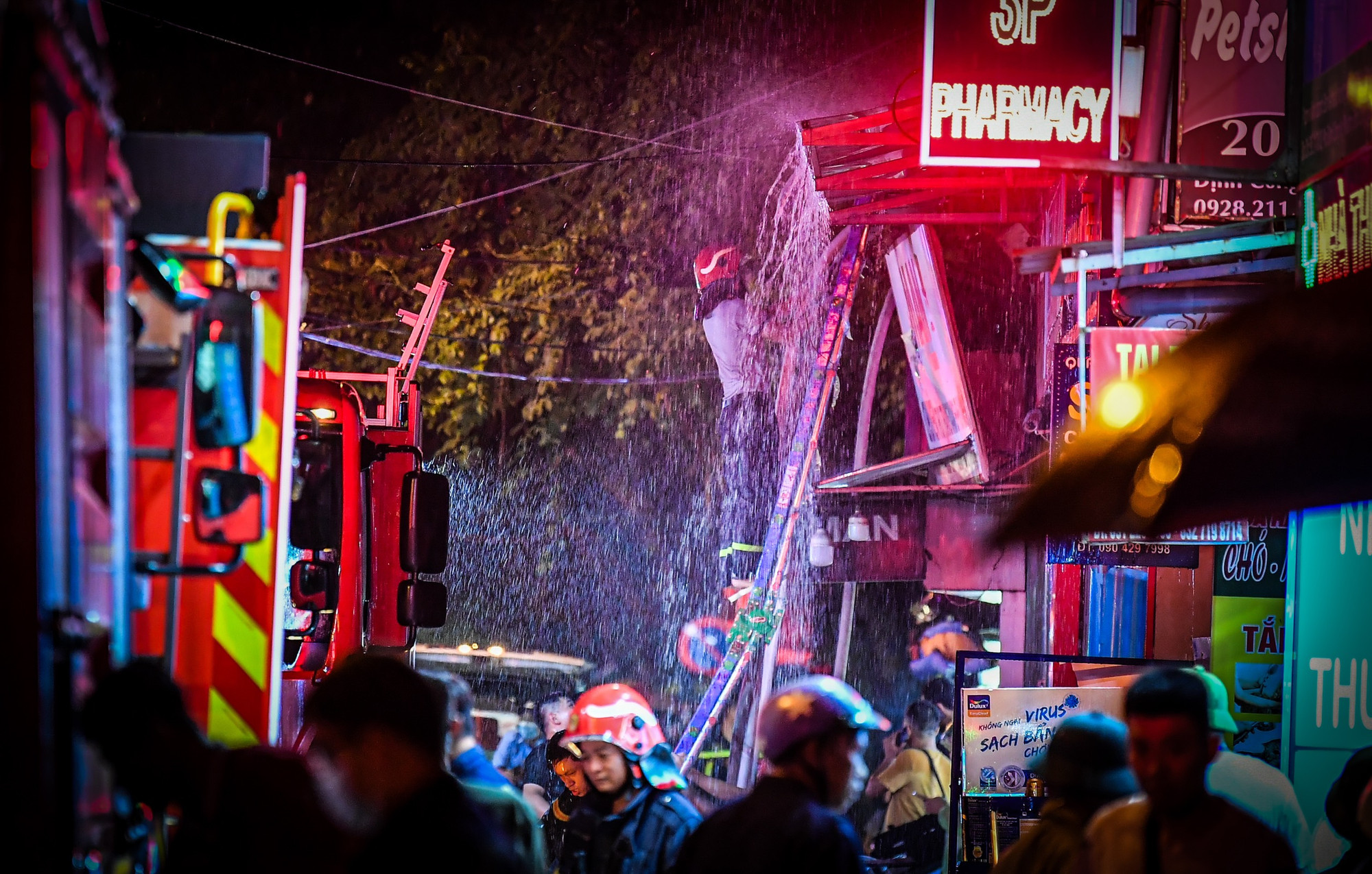 Lúc này, bên ngoài trời mưa mỗi lúc một lớn... Lúc này, bên ngoài trời mưa mỗi lúc một lớn...