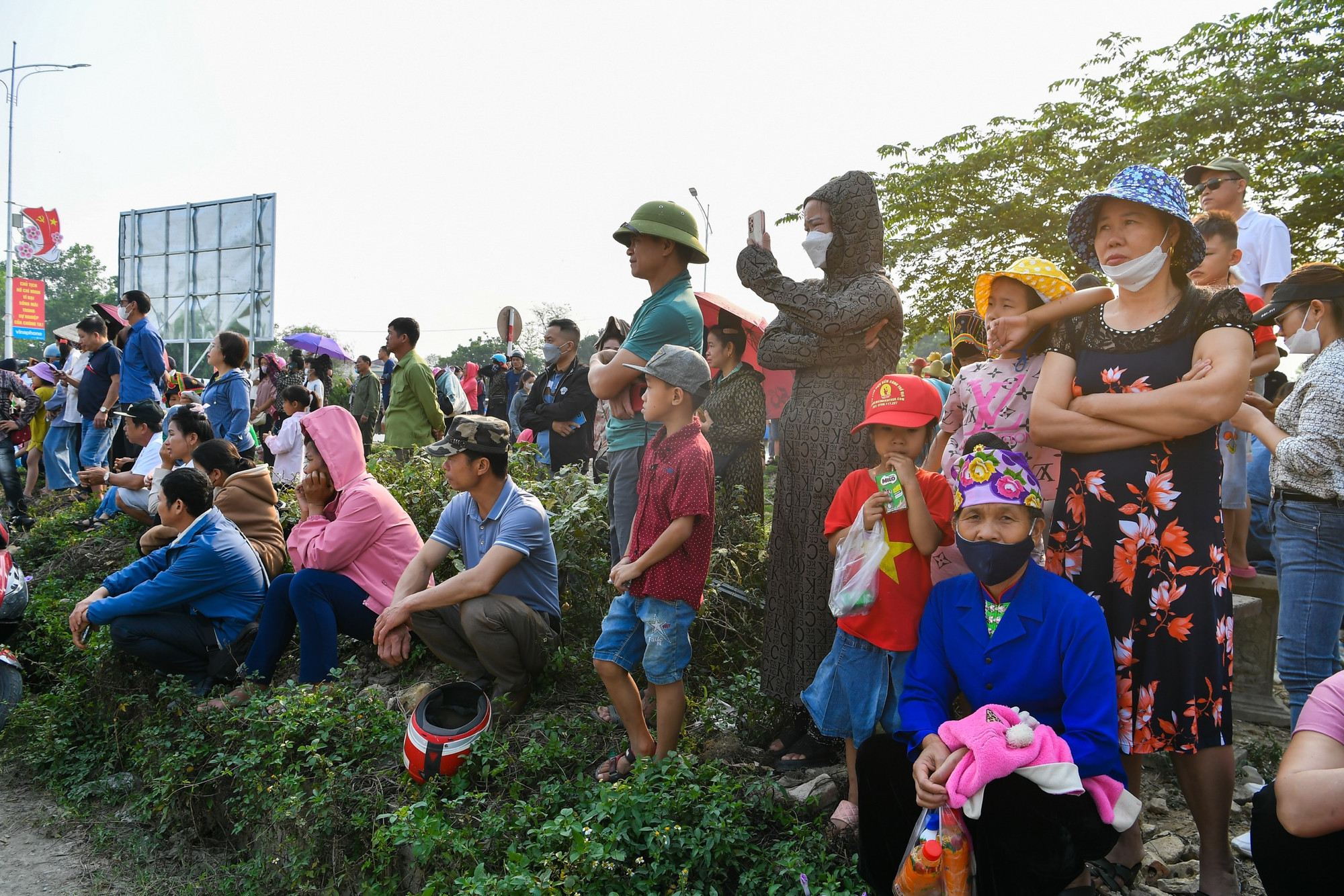 Đông đảo người dân Điện Biên đã có mặt để chứng kiến thời khắc đặc biệt này. Đông đảo người dân Điện Biên đã có mặt để chứng kiến thời khắc đặc biệt này.