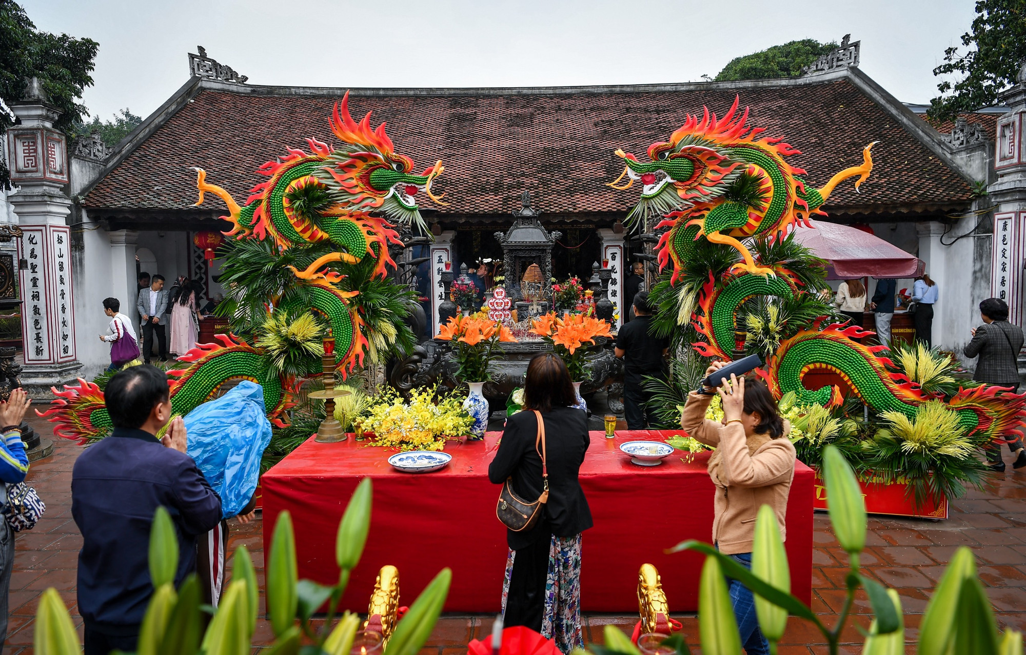 Phía ngoài đền Cố Trạch...