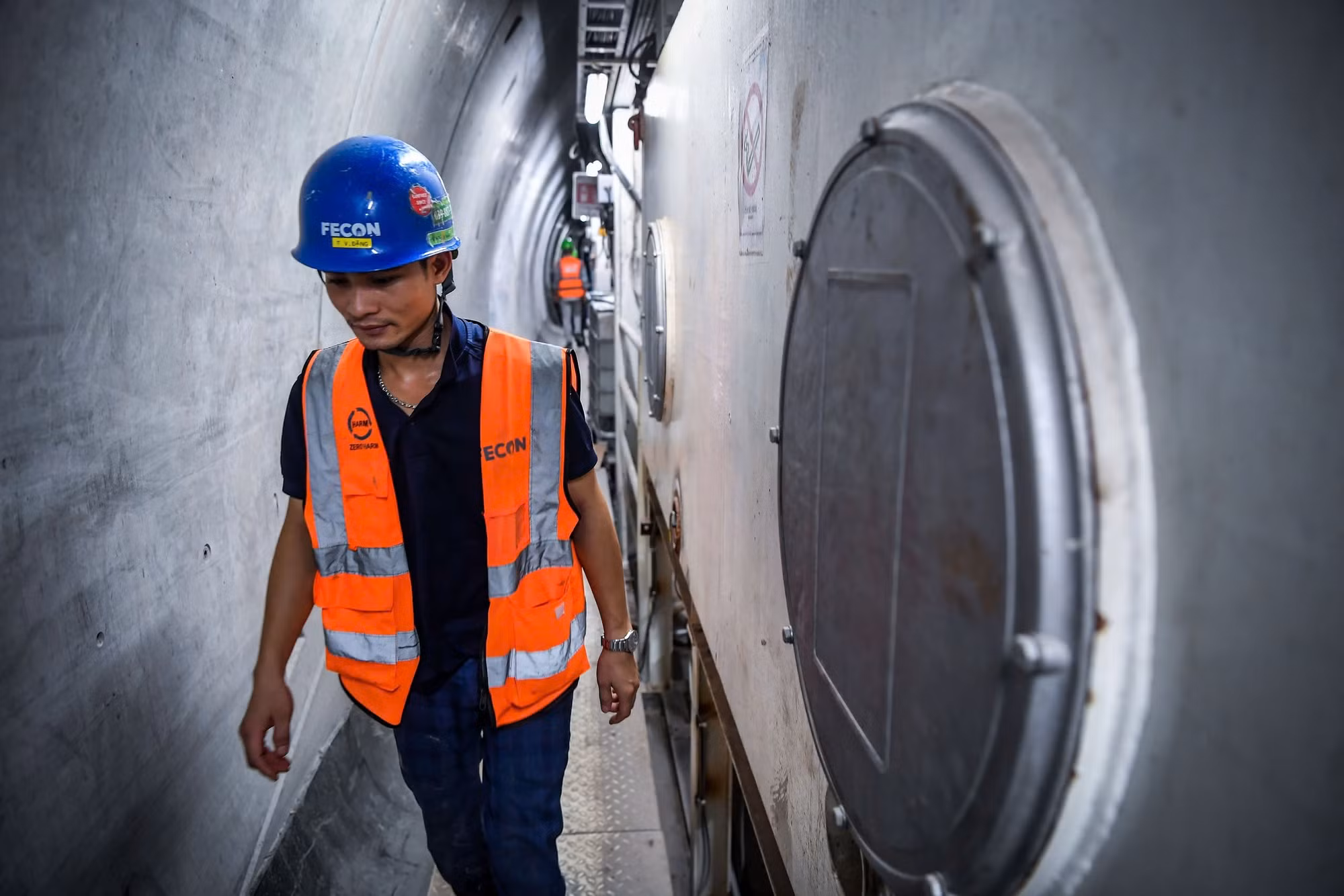 Cán bộ công nhân viên di chuyển dọc theo các hành lang hẹp. Họ phải tuân thủ nghiêm ngặt các quy định về an toàn, trang phục và rất nhiều yêu cầu đặc thù khác.